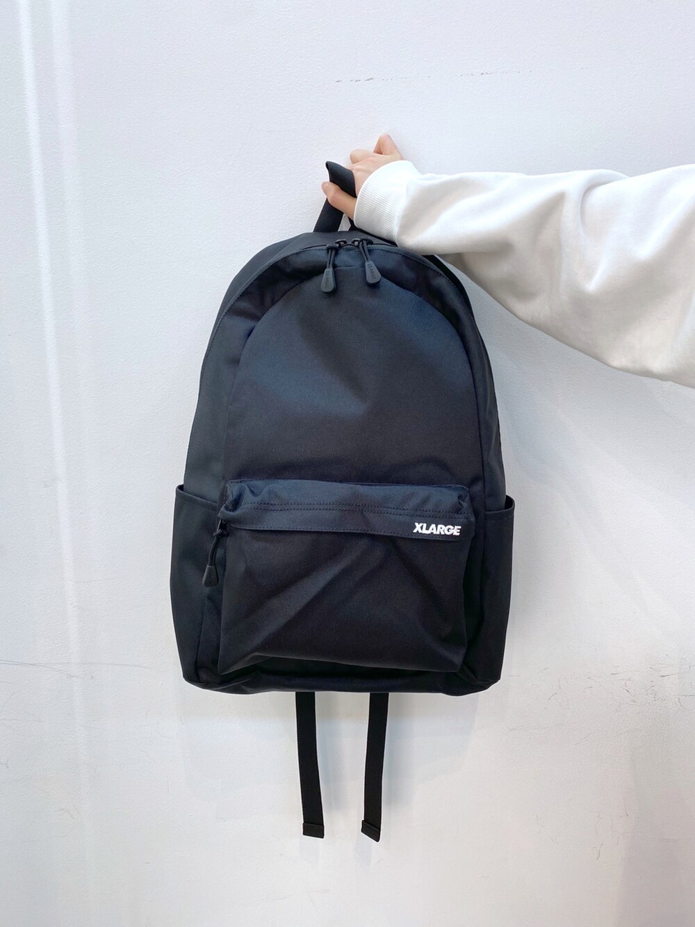 ホワイト系のスウェット、ブラウン系のその他パンツ、ブラック系のバックパック/リュックを着用したレディースの冬コーディネートの5枚目の写真