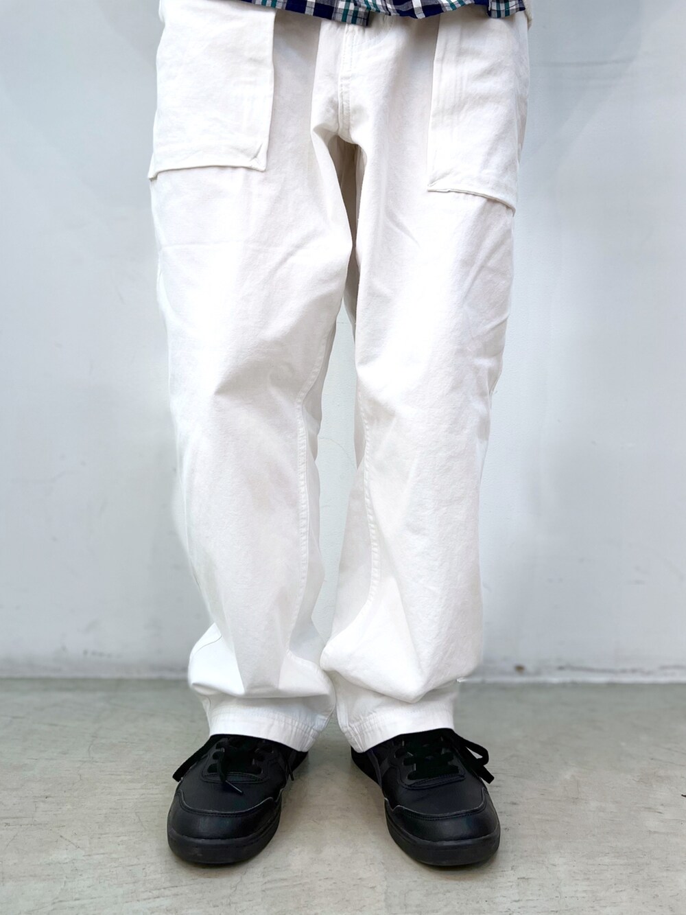 ブルー系のシャツ/ブラウス、ホワイト系のその他パンツ、ブラック系のキャップを着用したレディースの春コーディネートの3枚目の写真