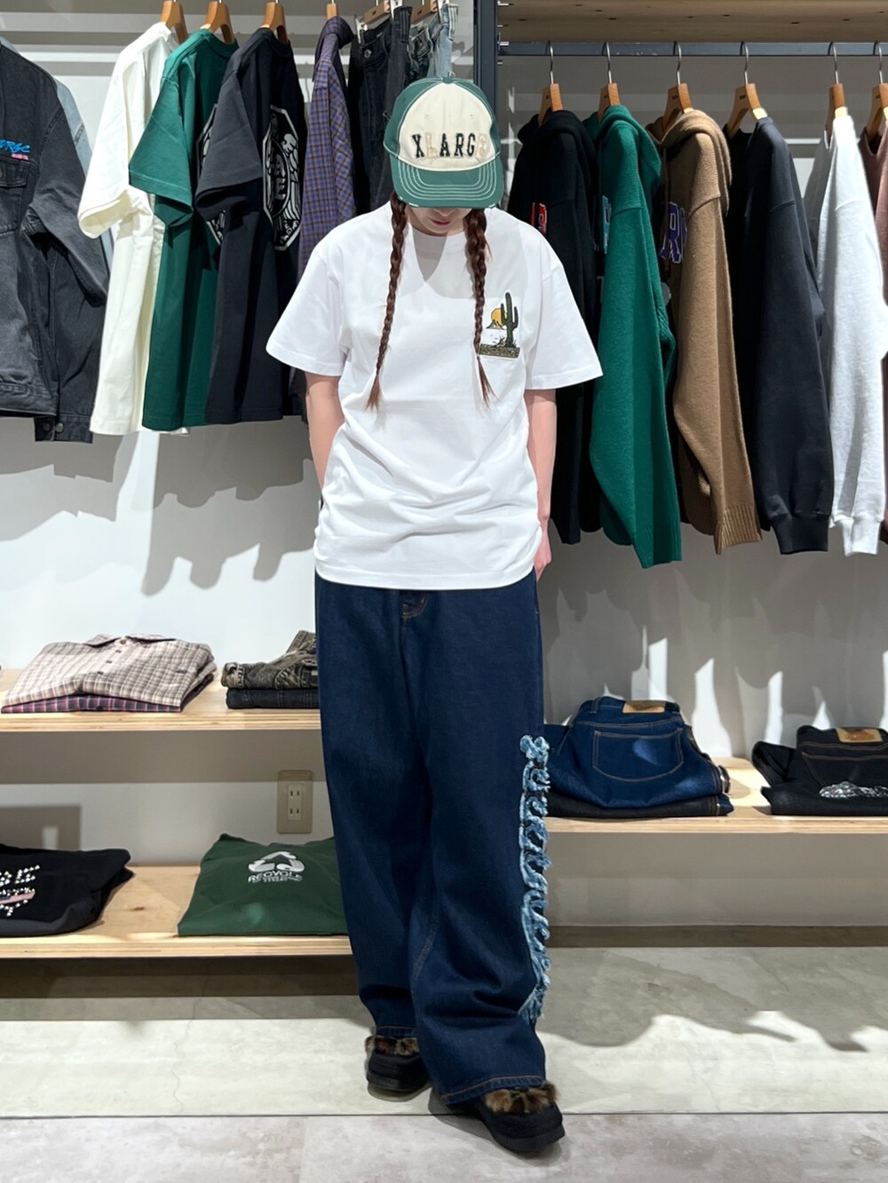 「キャップ、Tシャツ、カラーコーデ、パンツスタイル、パンツ、デニム、デニムパンツ、春コーデ、春、ootd、outfit」｜「XLARGEのDAMAGED 6PANEL CAP（キャップ、グリーン系）」を使った、Hinakoさん（レディース・165cm）の春コーディネートの4枚目の写真