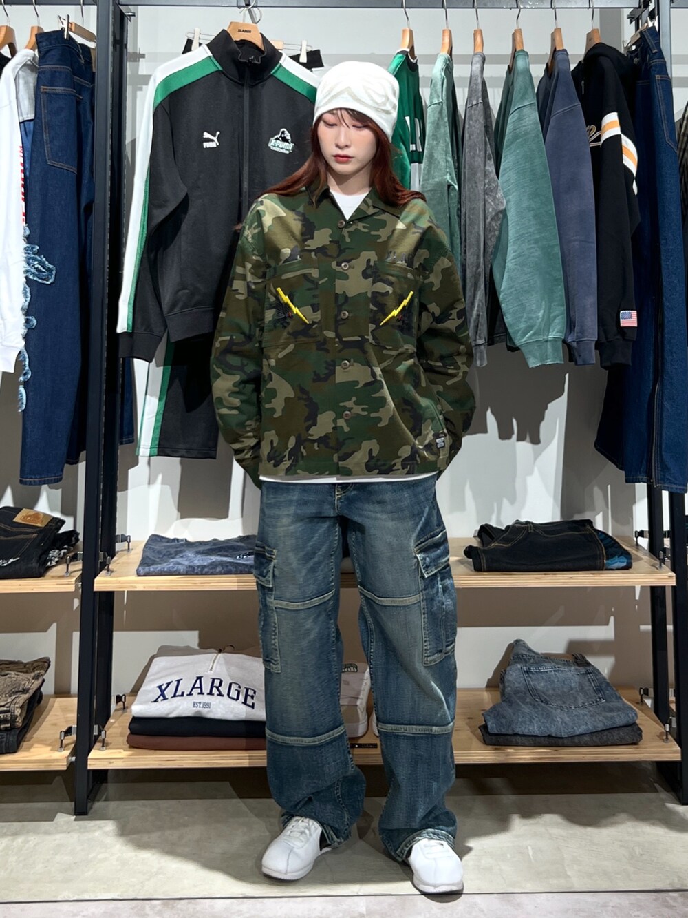「春コーデ、シャツスタイル、シャツ、ニット帽、パンツスタイル、パンツ、デニム、デニムパンツ、春、ootd、outfit」｜「XLARGEのXL TAGGING SINGLE BEANIE（ニットキャップ/ビーニー、ホワイト系）」を使った、Hinakoさん（レディース・165cm）の春コーディネートの3枚目の写真