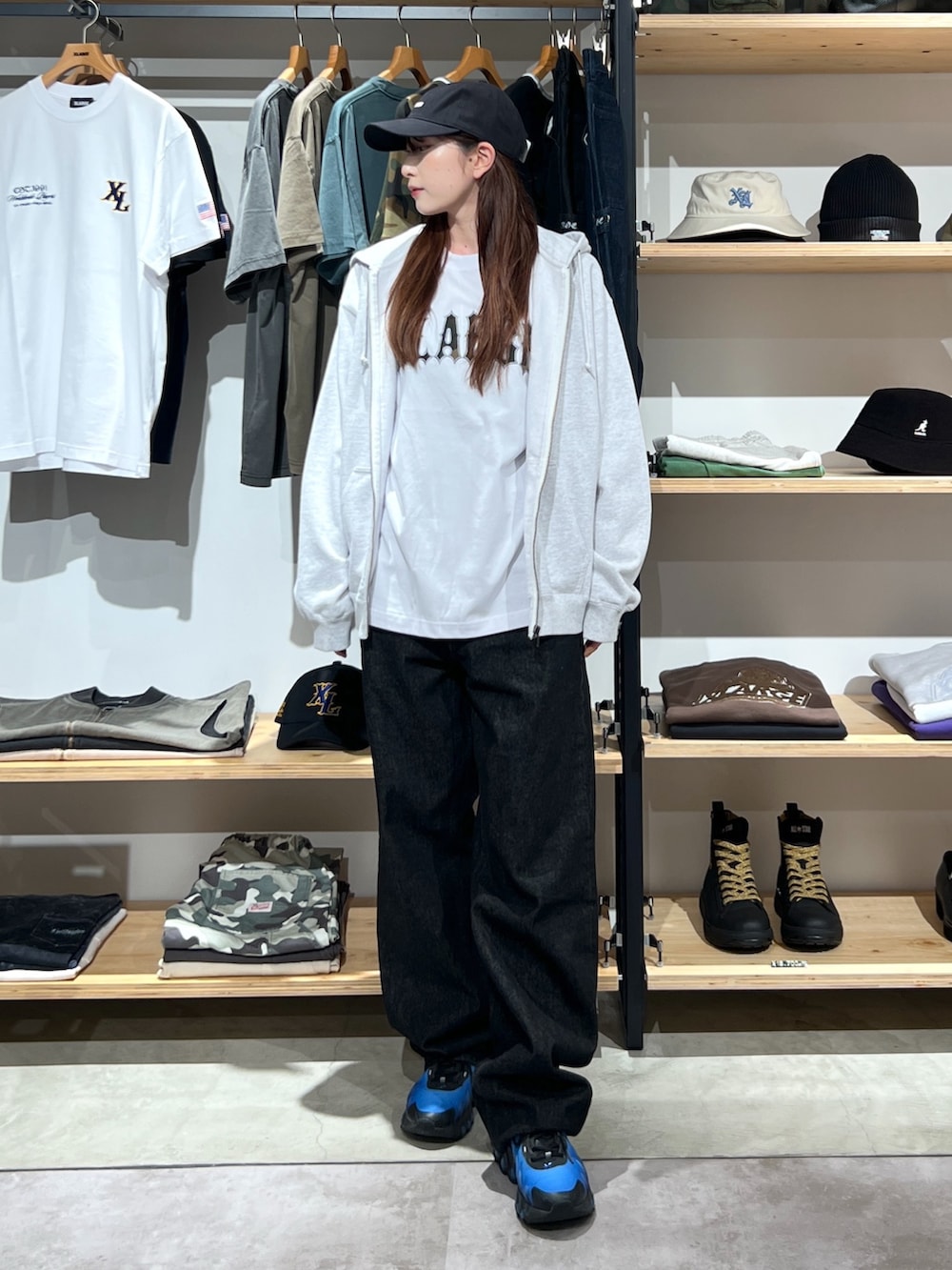 「ロゴT、パーカー、スウェット、キャップ、パンツスタイル、パンツ、デニム、デニムパンツ、ootd、outfit」｜「XLARGEのCURVED BRIM SMALL LOGO CAP（キャップ、ブラック系）」を使った、Hinakoさん（レディース・165cm）の夏コーディネートの2枚目の写真