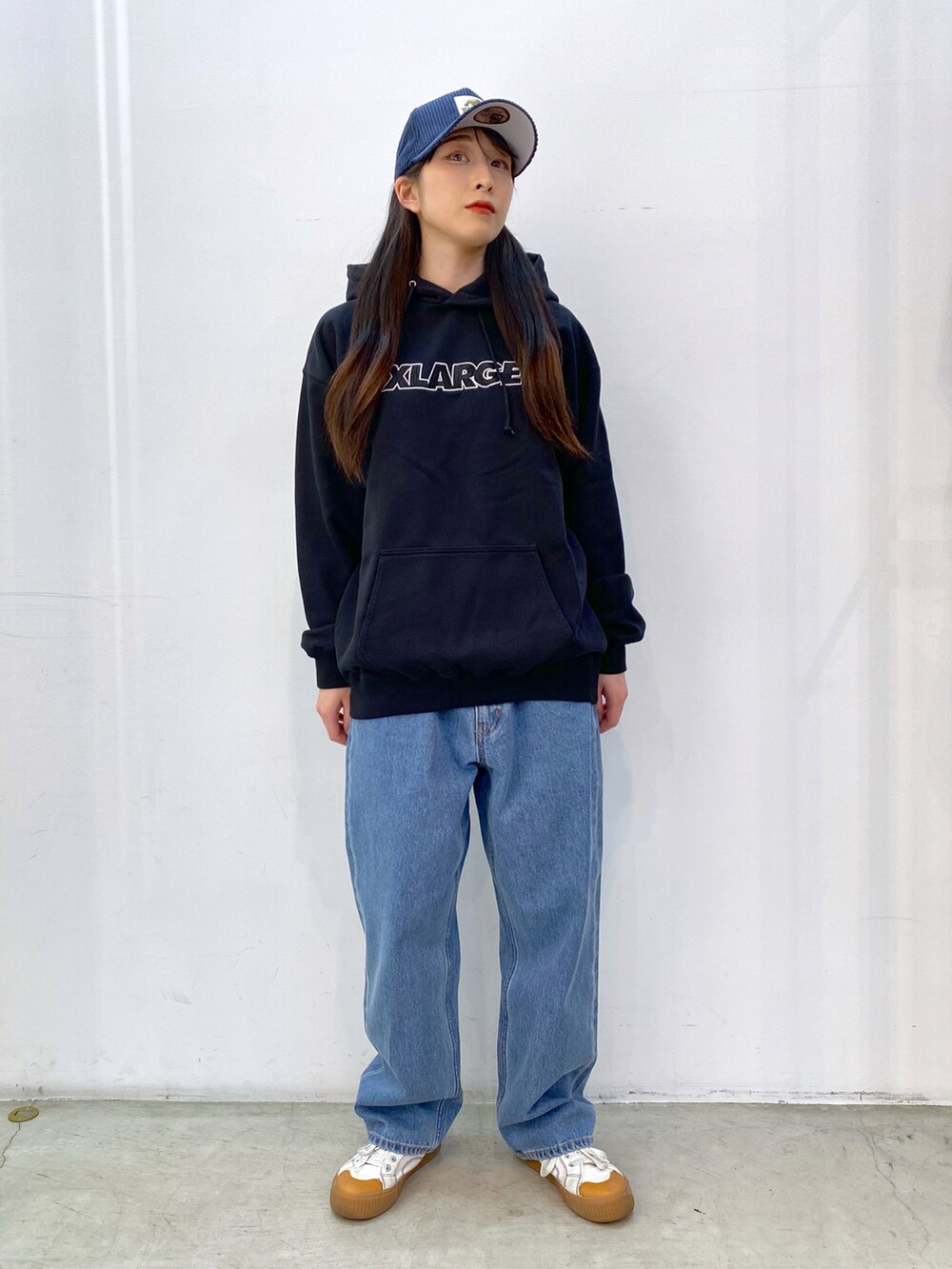 「秋冬コーデ、ジャケット、パーカー、パンツスタイル、おしゃれさんと繋がりたい、キャップ、メンズライク、ootd」｜「XLARGEのXLARGE×NEWERA WALKING APE SNAPBACK CORDUROY CAP（キャップ、ブルー系）」を使った、Hinakoさん（レディース・165cm）の秋コーディネートの2枚目の写真