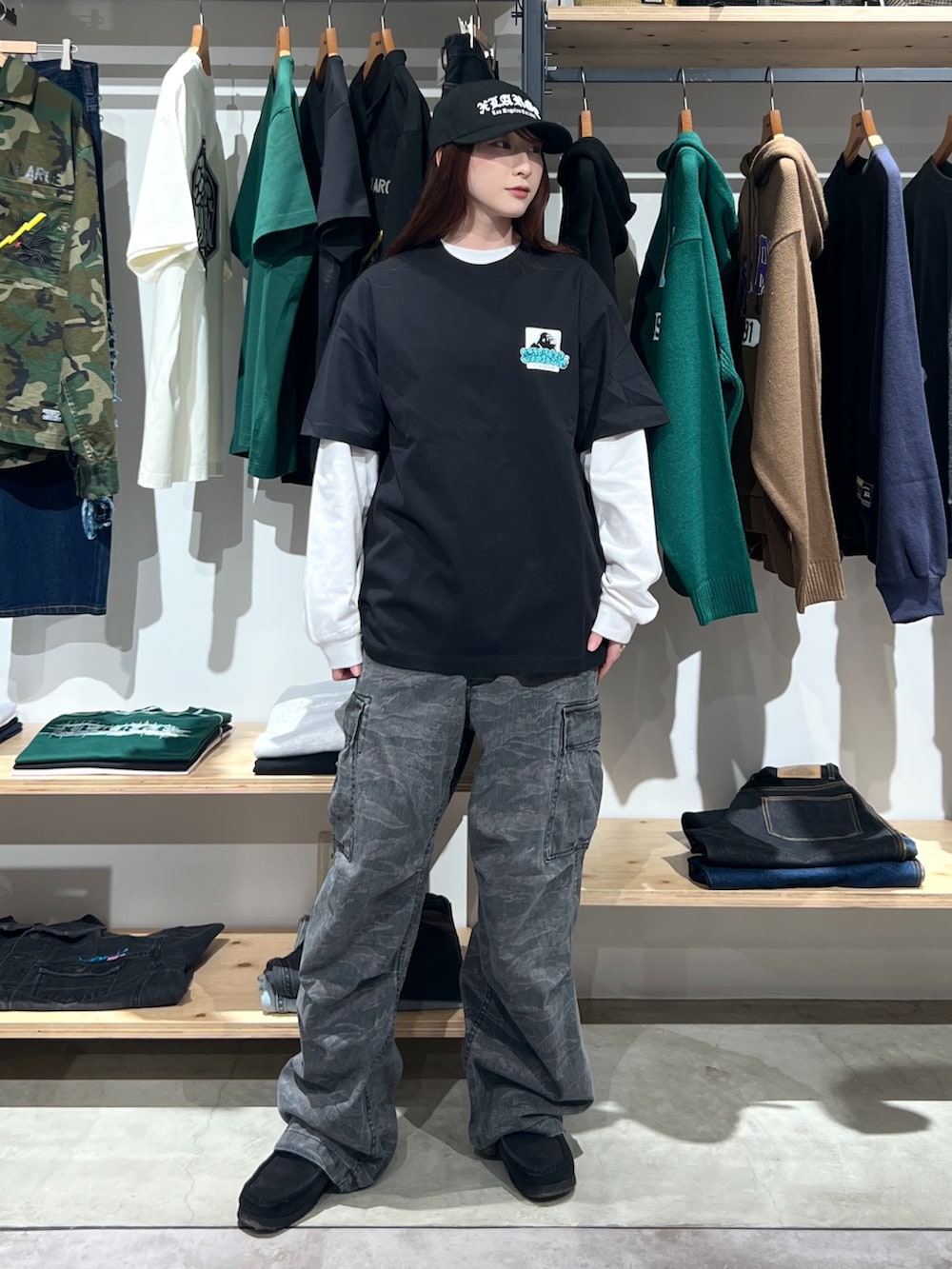 「最近のいい感じコーデ、ラフコーデ、プリントT、キャップ、Tシャツ、パンツスタイル、パンツ、カーゴパンツ、ブラック、夏コーデ、夏、ootd、outfit」｜「NEW ERAのXLARGE×NEW ERA OLD ENGLISH LOGO CAP（キャップ、ブラック系）」を使った、Hinakoさん（レディース・165cm）の春コーディネートの3枚目の写真