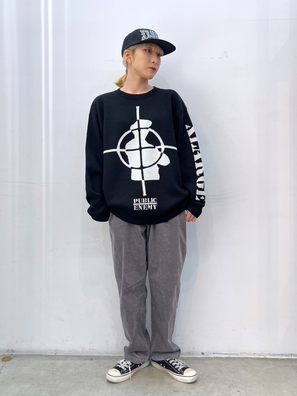 ブラック系のニット/セーター、グリーン系のマウンテンパーカー、グレー系のその他パンツを着用したレディースの秋コーディネートの2枚目の写真