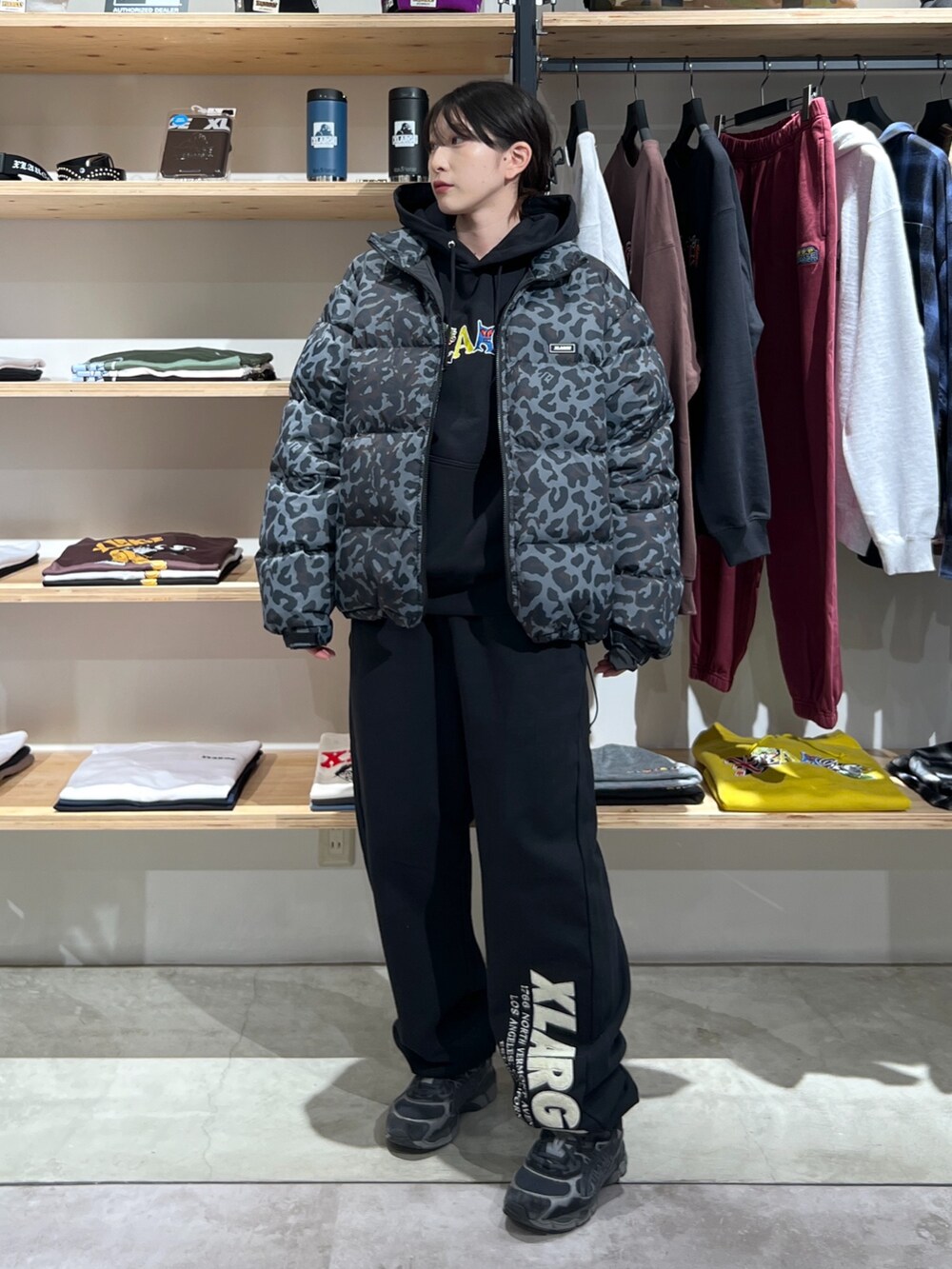 「ダウンジャケット、アウター、ジャケット、パーカー、スウェット、スウェットパンツ、冬コーデ、MA-1」｜「XLARGEのDOWN JACKET（ダウンジャケット/コート、その他）」を使った、Hinakoさん（レディース・165cm）の冬コーディネートの2枚目の写真