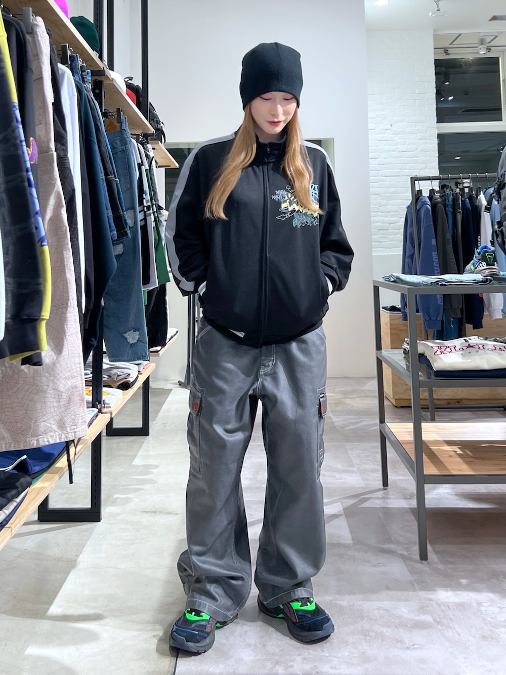 「ブラック、アウター、ジャケット、パンツスタイル、カーゴパンツ、PUMA、シューズ、ootd」｜「Crawling DeathのXLARGE×Crawling Death SINGLE BEANIE（ニットキャップ/ビーニー、ブラック系）」を使った、Hinakoさん（レディース・165cm）の春コーディネートの2枚目の写真