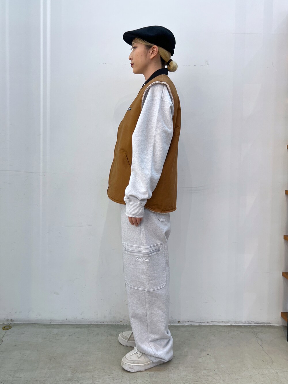 「スウェット、ベスト、ボア、ハンチング、パンツスタイル、スウェットパンツ、おしゃれさんと繋がりたい、今日のコーデ、ootd」｜「X-girlのHUNTING CAP（ハンチング/ベレー帽、ブラック系）」を使った、Hinakoさん（レディース・165cm）の冬コーディネートの2枚目の写真
