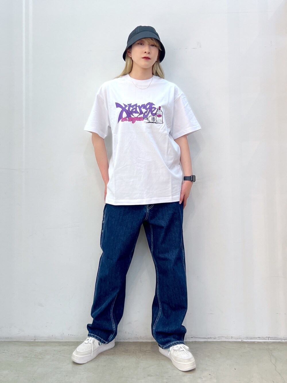 ホワイト系のTシャツ/カットソー、ブルー系のデニムパンツを着用したレディースの秋コーディネートの3枚目の写真