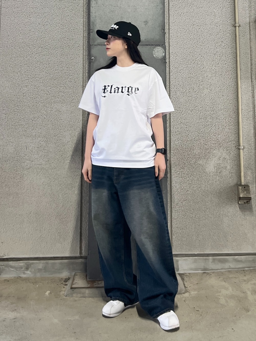 「ラフコーデ、Tシャツコーデ、Tシャツ、パンツスタイル、パンツ、デニム、デニムパンツ、キャップ、夏、夏コーデ、ootd、outfit」｜「NEW ERAのXLARGE×NEW ERA OLD ENGLISH LOGO CAP（キャップ、ブラック系）」を使った、Hinakoさん（レディース・165cm）の春コーディネートの2枚目の写真