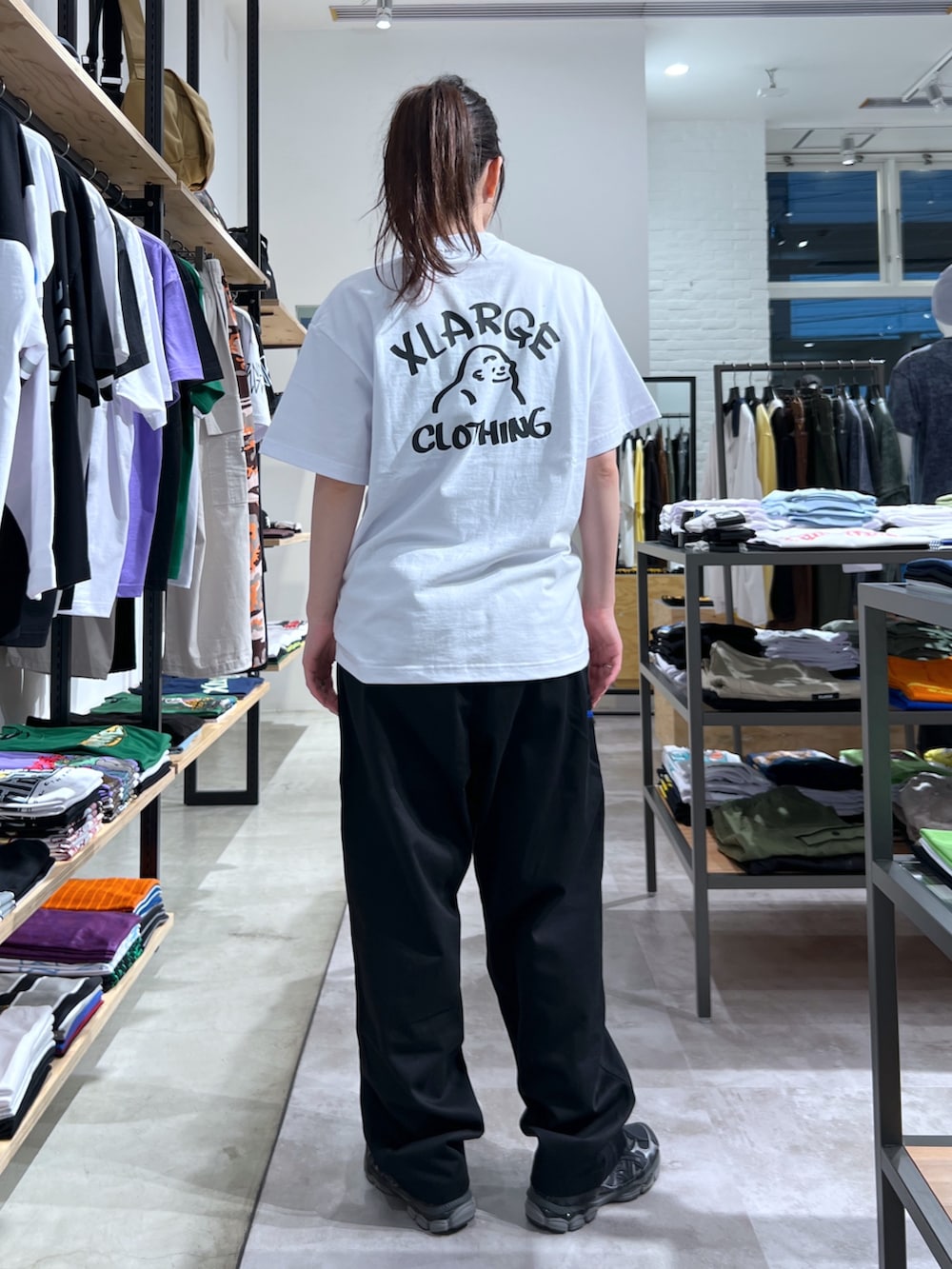 「Tシャツ、ロゴT、パンツスタイル、バッグ、夏コーデ、ootd、今日のコーデ」｜「XLARGEのDRAWING OG S/S TEE（Tシャツ/カットソー、ホワイト系）」を使った、Hinakoさん（レディース・165cm）の夏コーディネートの2枚目の写真