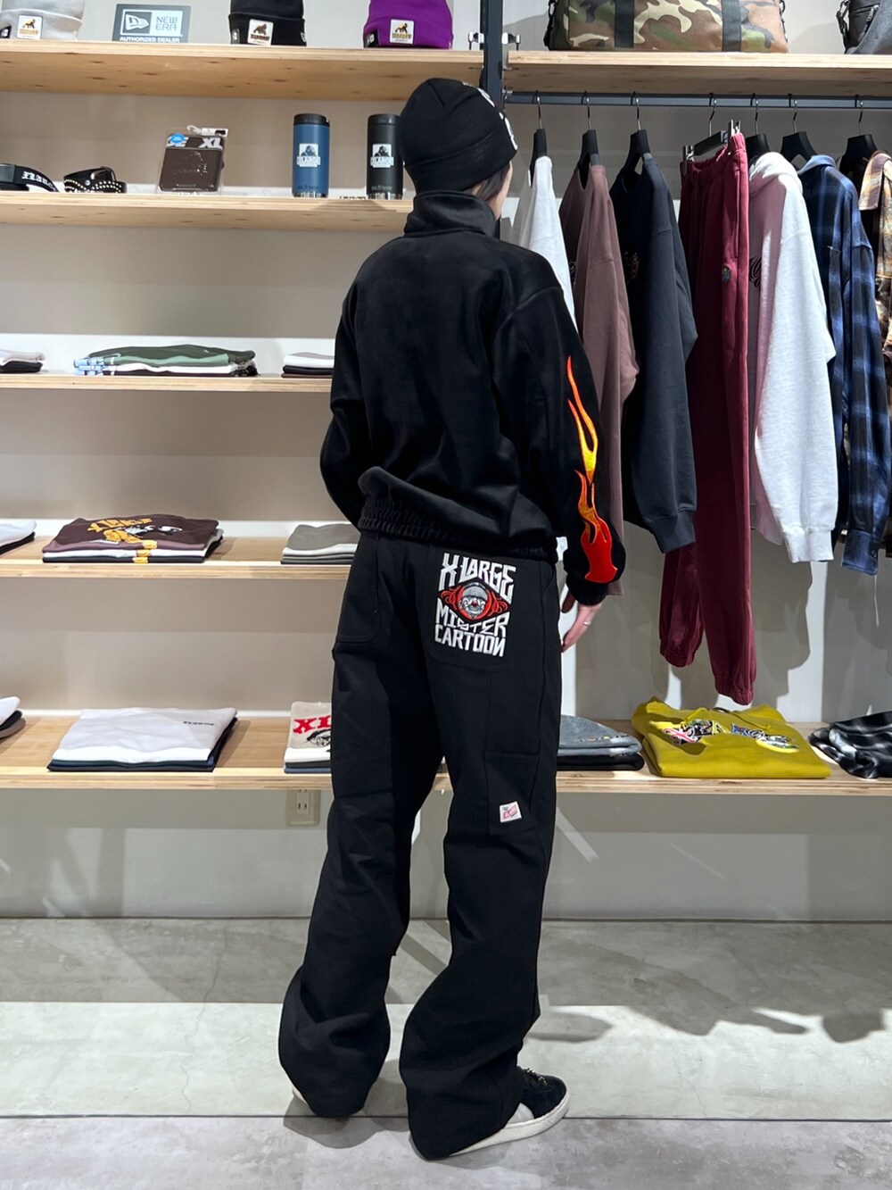 「ブラック、トラックジャケット、ジャケット、ベロア、ニット、パンツスタイル、カラーコーデ、カラーパンツ」|Hinakoさん(レディース・165cm)の冬コーディネートの2枚目の写真