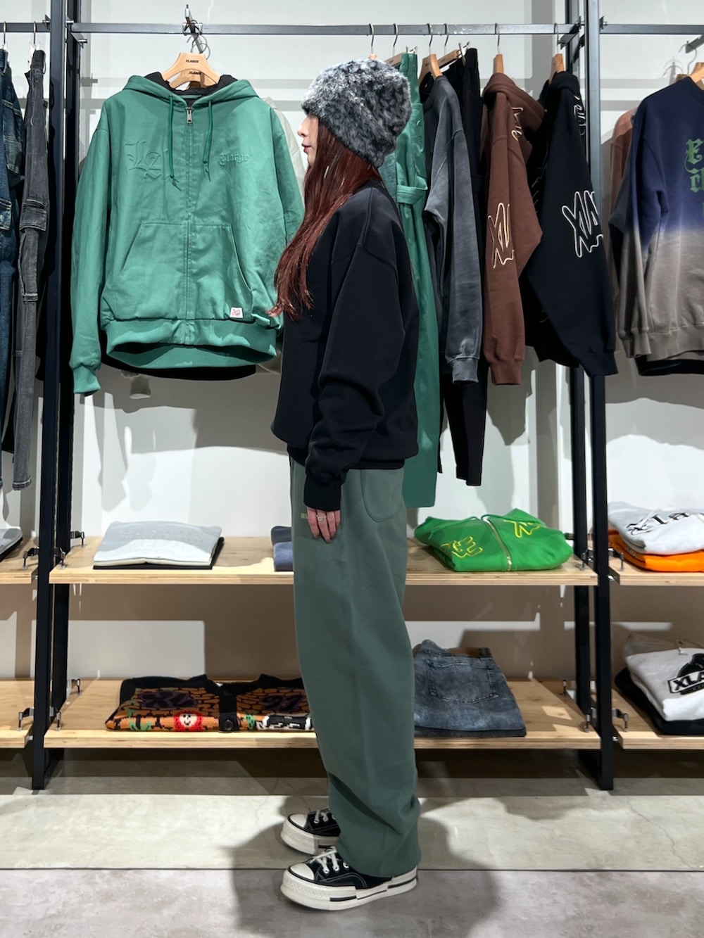 ブラック系のスウェット、グリーン系のスウェットパンツ、グレー系のニットキャップ/ビーニーを着用したレディースの冬コーディネートの2枚目の写真