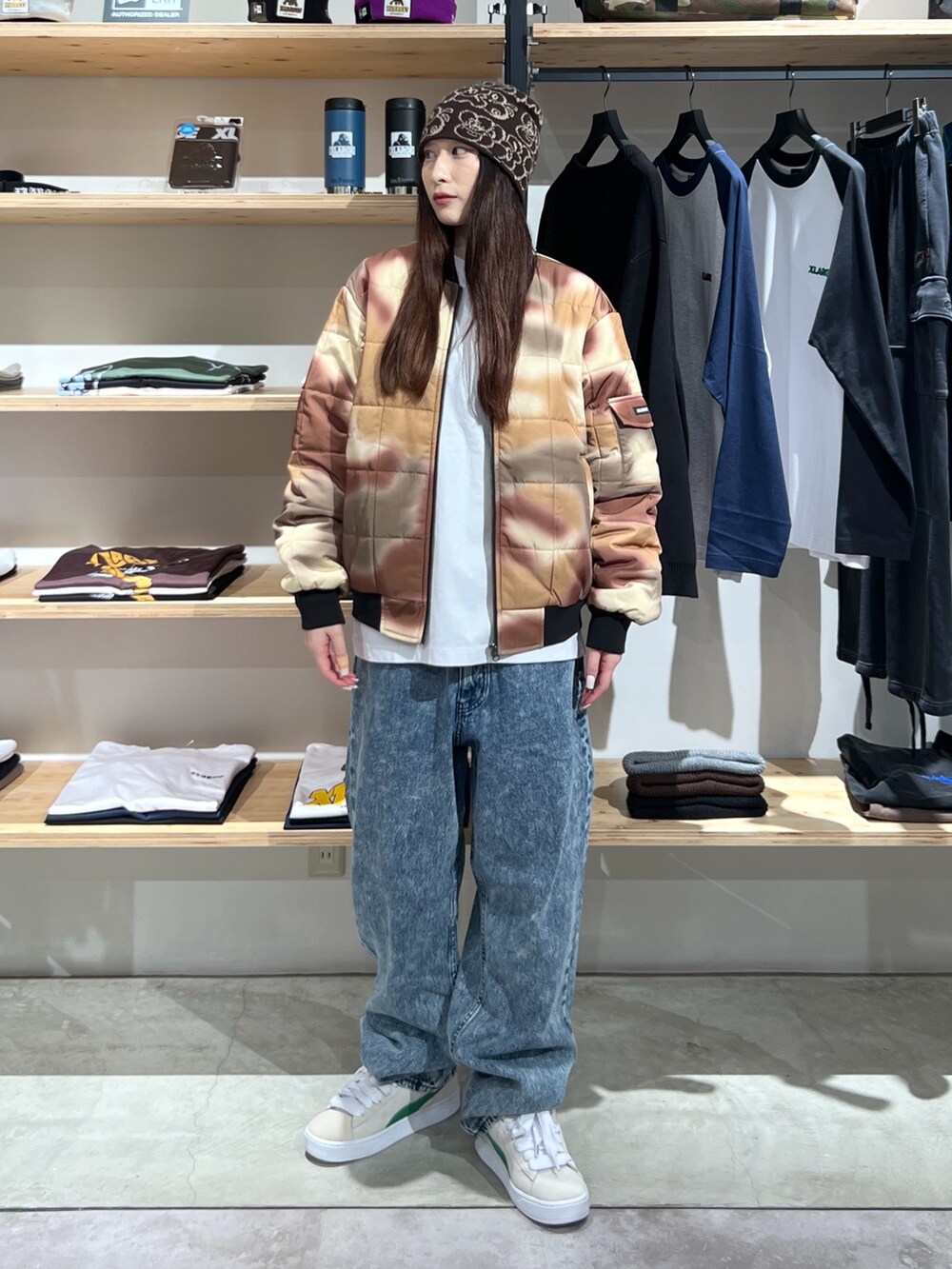 「ニット、アウター、ジャケット、パンツスタイル、デニム、デニムパンツ、Tシャツ、ロンT、ベルト」｜「XLARGEのXL GRAFFITI KNIT CAP（ニットキャップ/ビーニー、ブラウン系）」を使った、Hinakoさん（レディース・165cm）の冬コーディネートの2枚目の写真