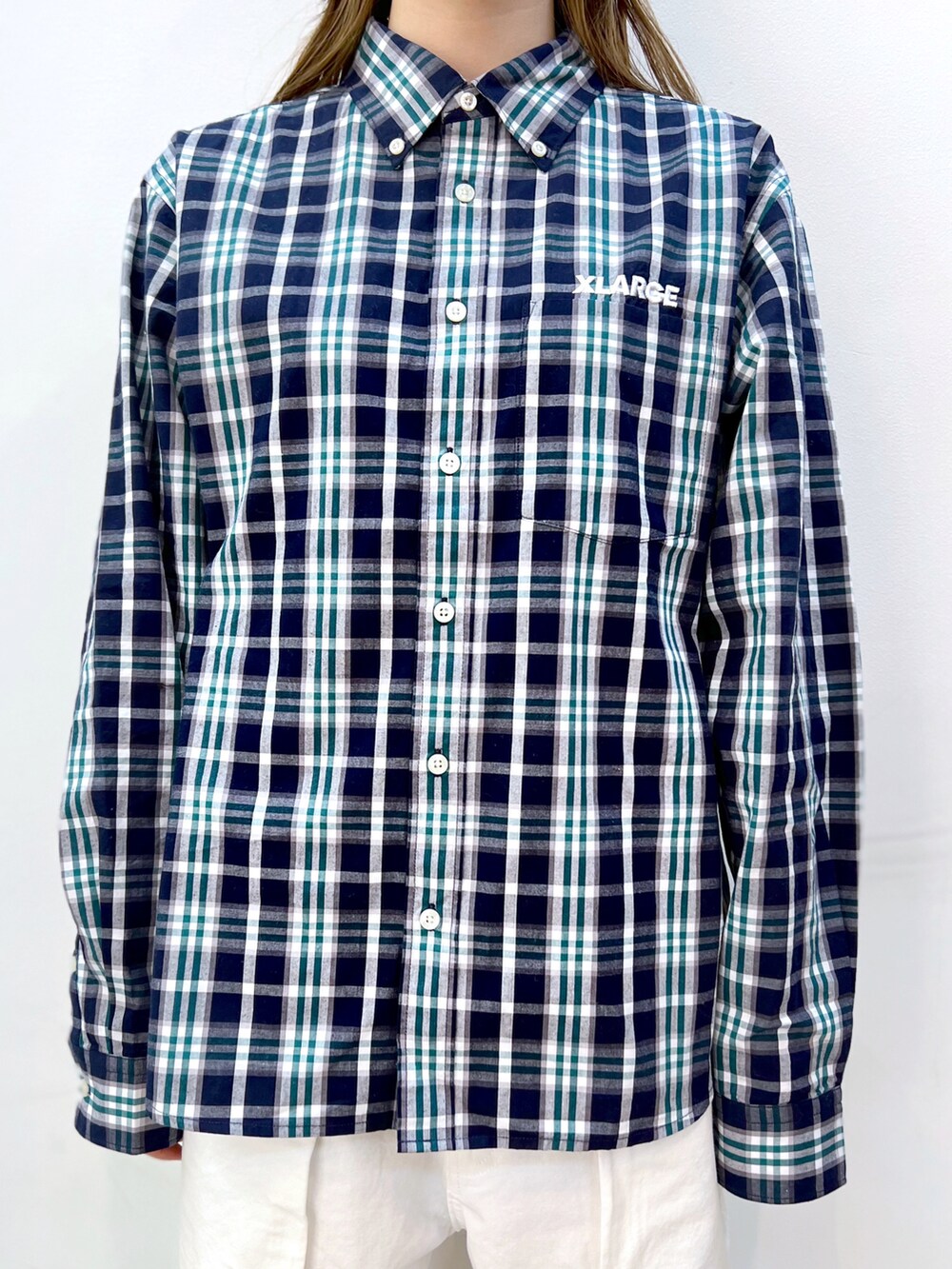 ブルー系のシャツ/ブラウス、ホワイト系のその他パンツ、ブラック系のキャップを着用したレディースの春コーディネートの4枚目の写真