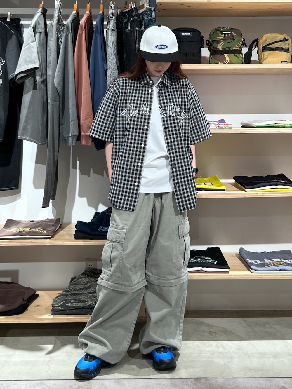 「最近のいい感じコーデ、キャップ、Tシャツ、シャツスタイル、シャツ、パンツスタイル、パンツ、夏、夏コーデ、ootd、outfit」｜「XLARGEのOVAL LOGO 6PANEL CAP（キャップ、ホワイト系）」を使った、Hinakoさん（レディース・165cm）の春コーディネートの3枚目の写真