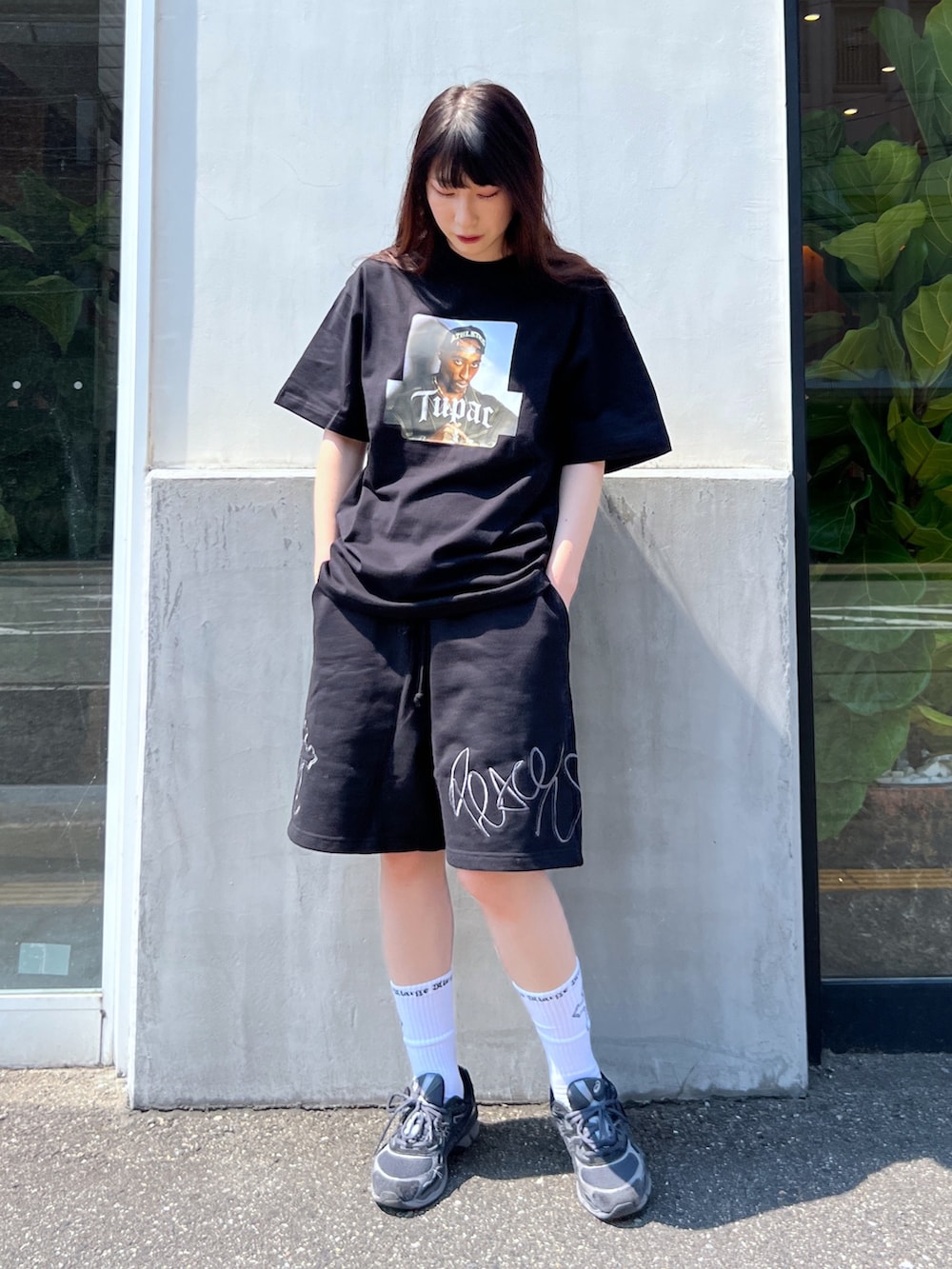 「Tシャツ、ブラック、ショートパンツ、パンツスタイル、スウェット、スウェットパンツ、夏コーデ、ootd、outfit」｜「XLARGEのXLARGE×TUPAC BOX LOGO S/S TEE（Tシャツ/カットソー、ブラック系）」を使った、Hinakoさん（レディース・165cm）の夏コーディネートの2枚目の写真
