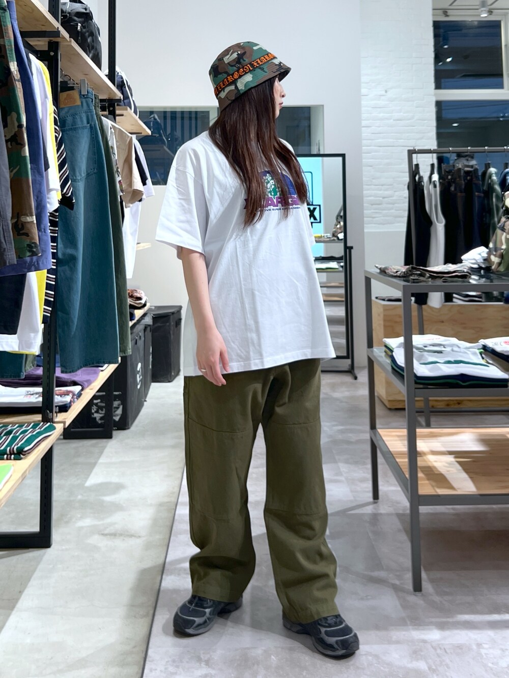 「ハット、夏コーデ、フェススタイル、Tシャツ、パンツスタイル、カラーコーデ、カラーパンツ、ootd、outfit」｜「XLARGEのOLD ENGLISH BUCKET HAT（ハット、その他）」を使った、Hinakoさん（レディース・165cm）の夏コーディネートの2枚目の写真