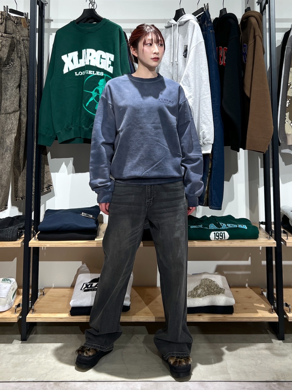 「パンツコーデ、ootd、スウェット、パンツスタイル、パンツ、デニム、デニムパンツ、ストリート、ラフ、トレーナー、シンプル」|「XLARGEのOLD ENGLISH BLEACHED CREWNECK SWEATSHIRT(スウェット、ブルー系)」を使った、Hinakoさん(レディース・165cm)の冬コーディネートの2枚目の写真