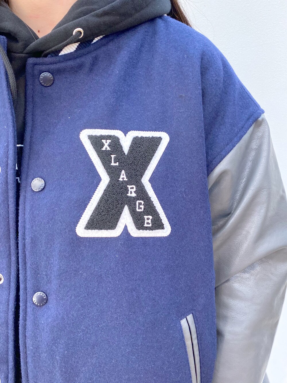 「秋冬コーデ、ジャケット、パーカー、パンツスタイル、おしゃれさんと繋がりたい、キャップ、メンズライク、ootd」｜「XLARGEのXLARGE×NEWERA WALKING APE SNAPBACK CORDUROY CAP（キャップ、ブルー系）」を使った、Hinakoさん（レディース・165cm）の秋コーディネートの4枚目の写真