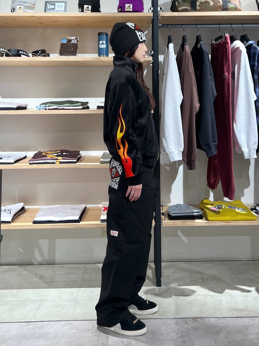 「ブラック、トラックジャケット、ジャケット、ベロア、ニット、パンツスタイル、カラーコーデ、カラーパンツ」|Hinakoさん(レディース・165cm)の冬コーディネートの4枚目の写真