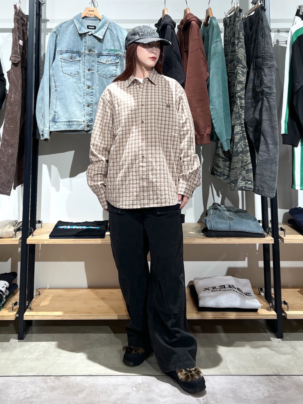 「春コーデ、シンプルスタイル、ゆるコーデ、キャップ、シャツスタイル、シャツ、パンツスタイル、ワラビー、ootd、outfit」｜「XLARGEのPATCHED DENIM CAP（キャップ、ブラック系）」を使った、Hinakoさん（レディース・165cm）の春コーディネートの3枚目の写真