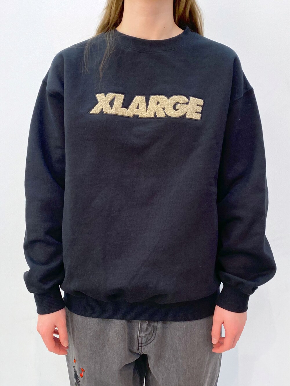 ブラウン系のブルゾン、ブラック系のスウェット、ブラック系のその他パンツを着用したレディースの冬コーディネートの5枚目の写真