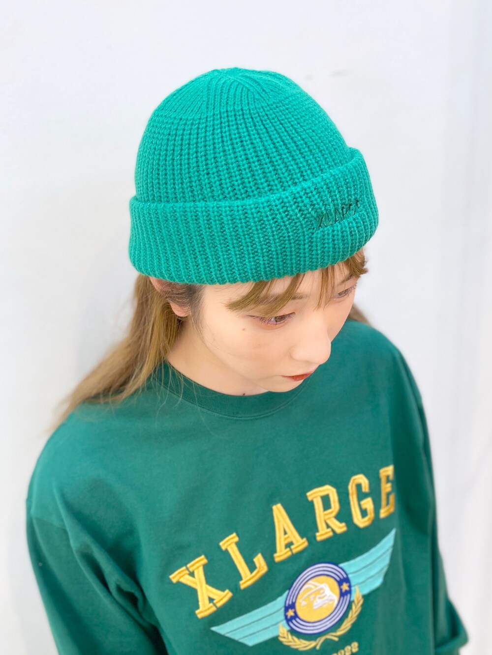 グリーン系のTシャツ/カットソー、ブルー系のその他パンツ、グリーン系のキャップを着用したレディースの春コーディネートの4枚目の写真