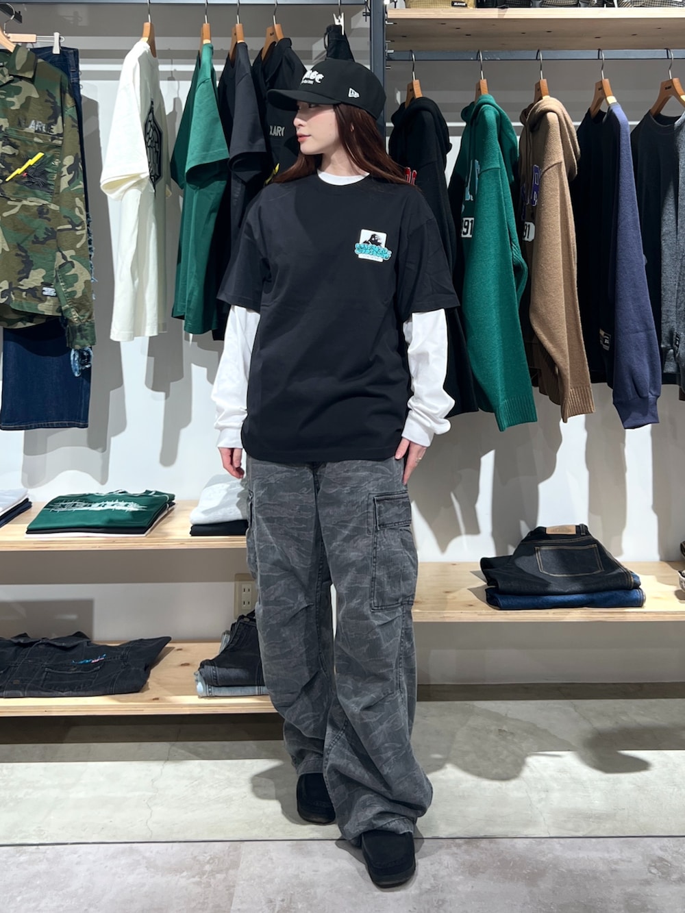 「最近のいい感じコーデ、ラフコーデ、プリントT、キャップ、Tシャツ、パンツスタイル、パンツ、カーゴパンツ、ブラック、夏コーデ、夏、ootd、outfit」｜「NEW ERAのXLARGE×NEW ERA OLD ENGLISH LOGO CAP（キャップ、ブラック系）」を使った、Hinakoさん（レディース・165cm）の春コーディネートの2枚目の写真