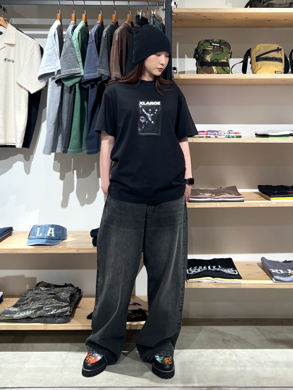 「ラフコーデ、パンツコーデ、Tシャツコーデ、Tシャツ、パンツ、パンツスタイル、ブラック、夏、夏コーデ、ootd、outfit、デニム、デニムパンツ」｜「XLARGEのACTION FIGURE S/S TEE（Tシャツ/カットソー、ブラック系）」を使った、Hinakoさん（レディース・165cm）の春コーディネートの3枚目の写真