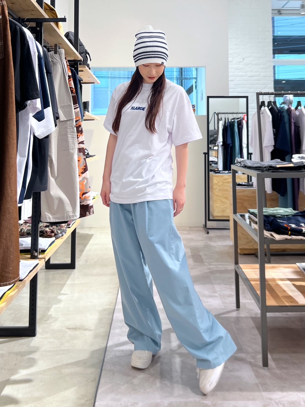 「ニット、サマーニット、Tシャツ、パンツスタイル、カラーパンツ、夏コーデ、ロゴT」｜「XLARGEのSTRIPED SUMMER BEANIE（ニットキャップ/ビーニー、ホワイト系）」を使った、Hinakoさん（レディース・165cm）の夏コーディネートの2枚目の写真