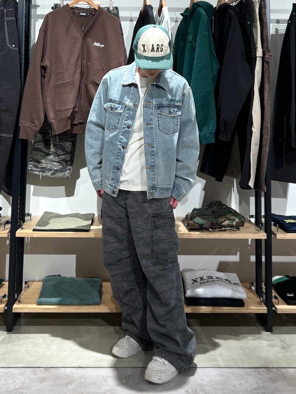 「春コーデ、ゆるコーデ、ジャケットスタイル、パンツスタイル、パンツ、デニム、デニムジャケット、ジャケット、Tシャツ、カーゴパンツ、キャップ、春、ラフ、ootd、outfit」｜「XLARGEのDAMAGED 6PANEL CAP（キャップ、グリーン系）」を使った、Hinakoさん（レディース・165cm）の春コーディネートの3枚目の写真