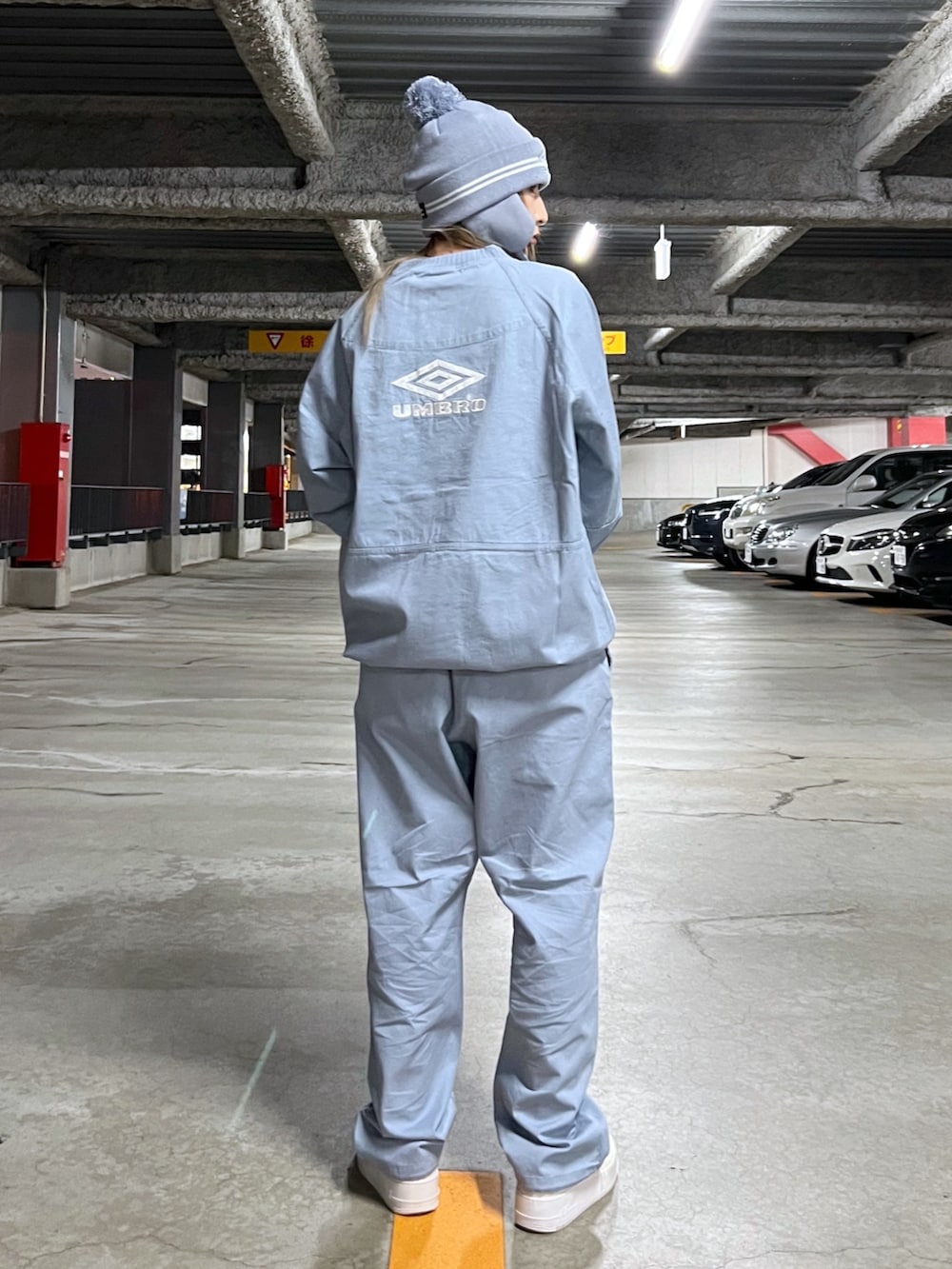 グレー系のTシャツ/カットソー、グレー系のその他パンツ、グレー系のニットキャップ/ビーニーを着用したレディースの秋コーディネートの3枚目の写真