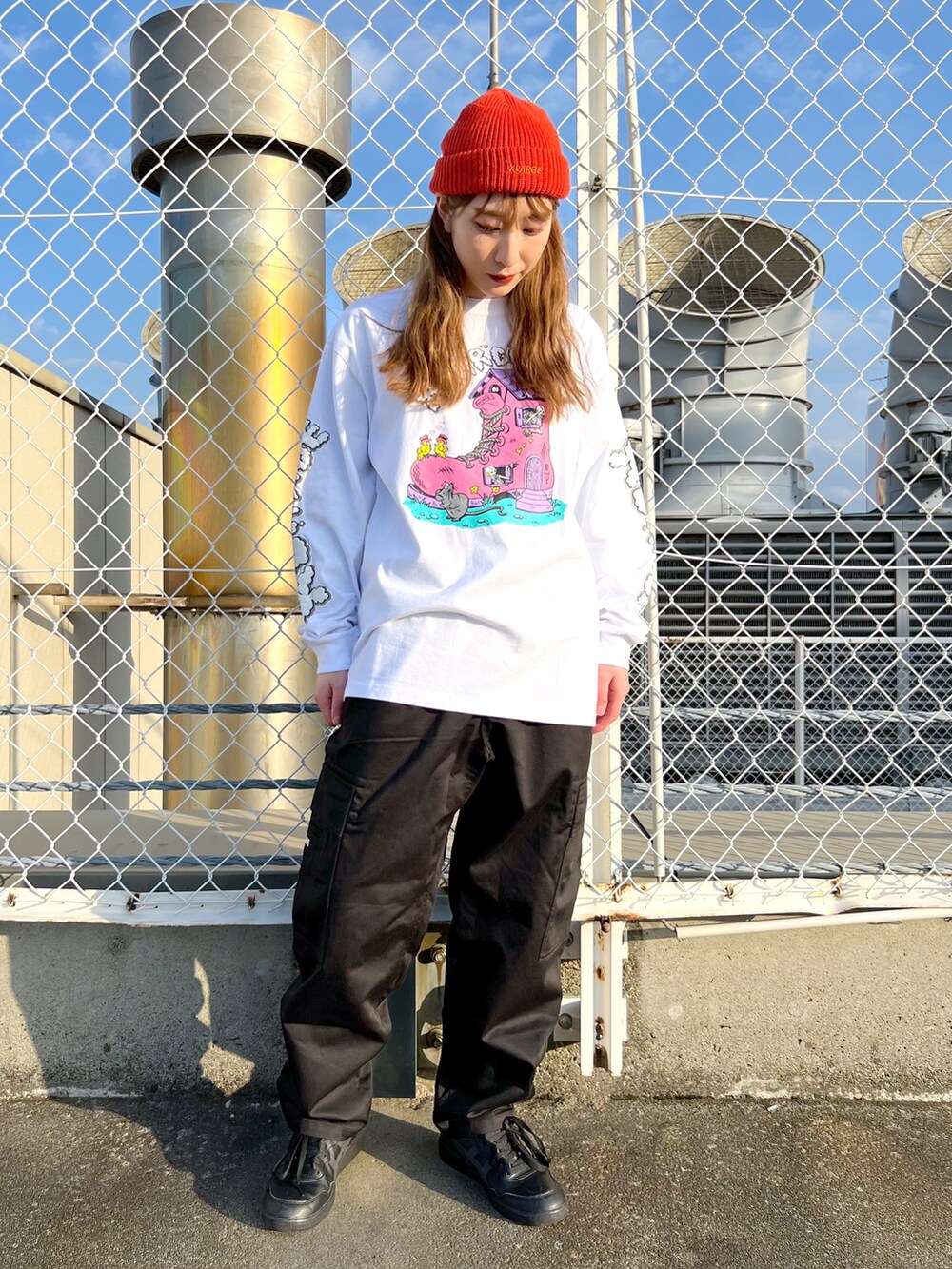 ホワイト系のTシャツ/カットソー、ブラック系のデニムジャケット、ブラック系のその他パンツを着用したレディースの春コーディネートの3枚目の写真