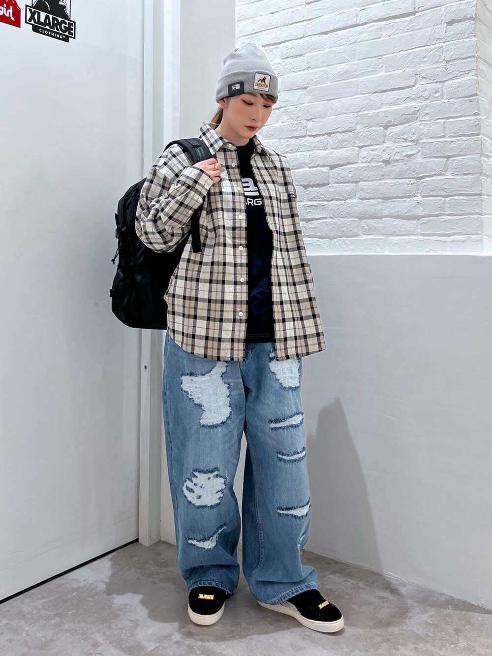 ブルー系のTシャツ/カットソー、ベージュ系のシャツ/ブラウス、ブルー系のデニムパンツを着用したレディースの春コーディネートの3枚目の写真