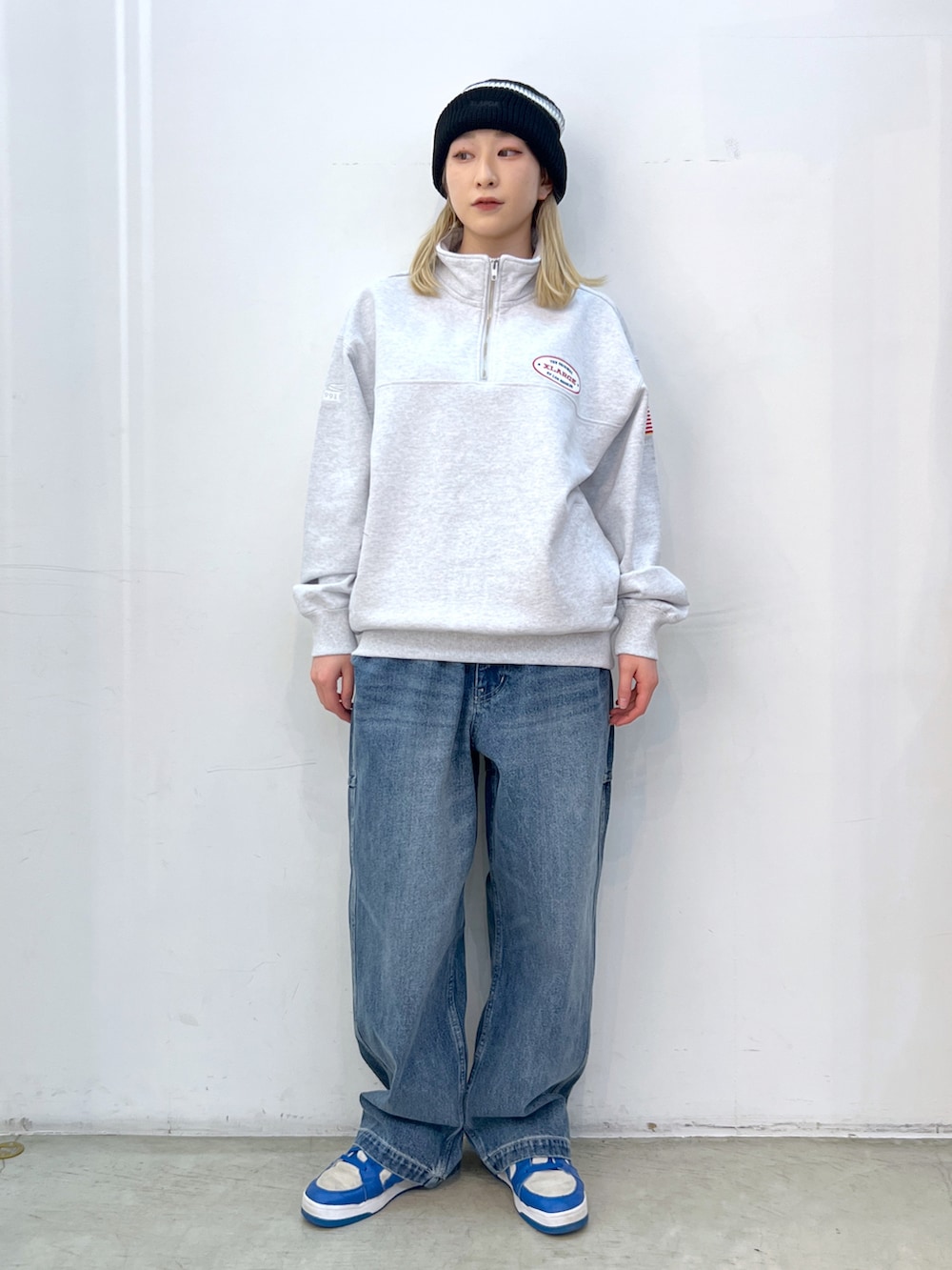 グレー系のスウェット、ブルー系のその他パンツ、ブラック系のニットキャップ/ビーニーを着用したレディースの春コーディネートの3枚目の写真