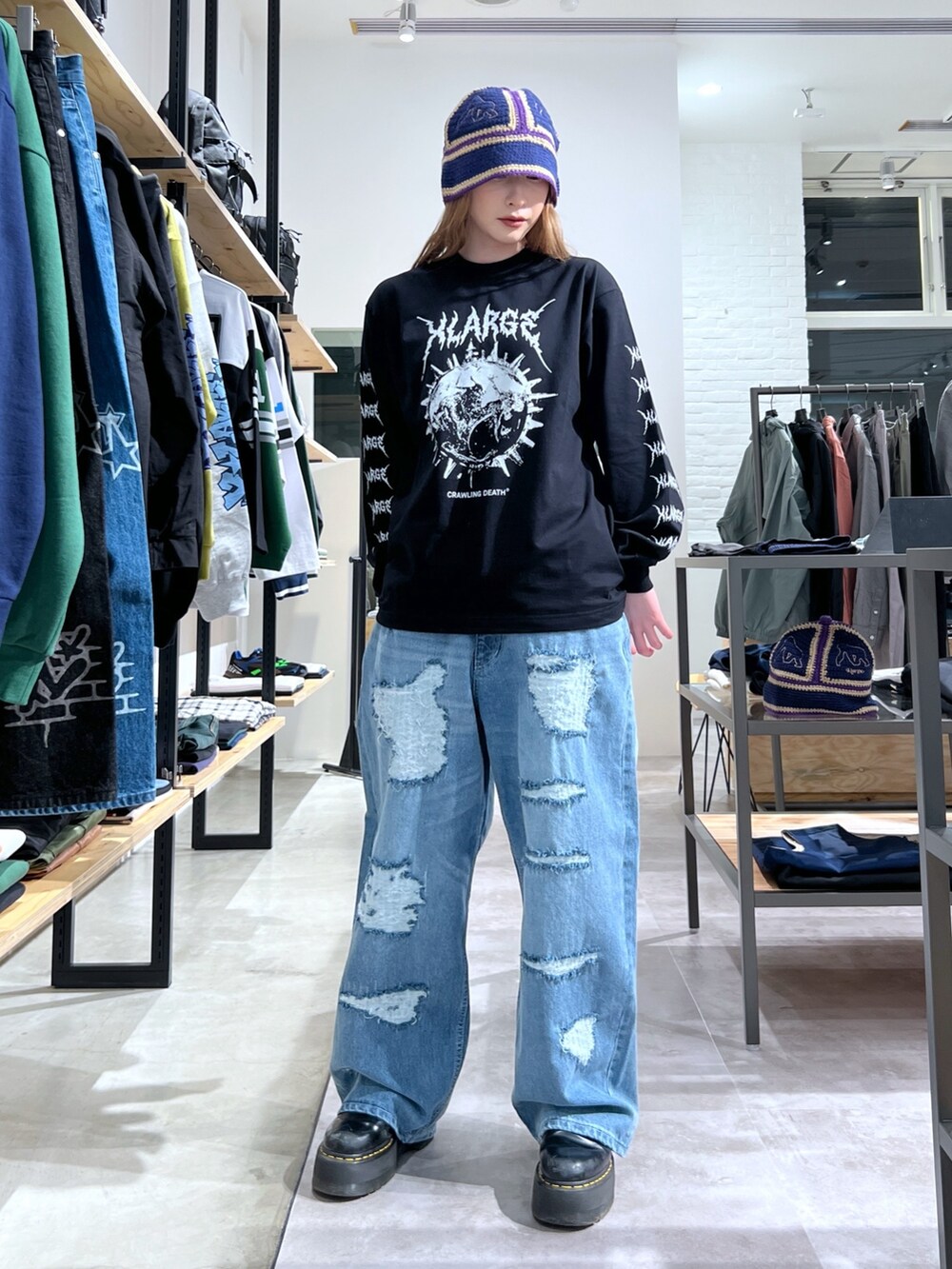 「ニット、Tシャツ、ジャケット、アウター、ブラック、パンツスタイル、デニム、デニムパンツ」｜「XLARGEのCROCHET BELL HAT（ハット、ブルー系）」を使った、Hinakoさん（レディース・165cm）の春コーディネートの2枚目の写真