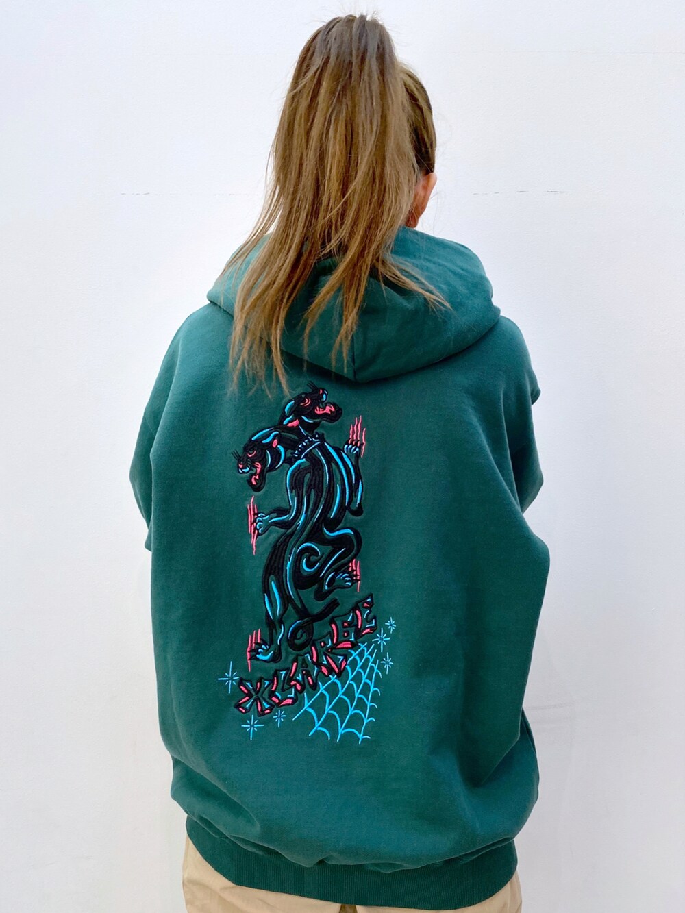 グリーン系のパーカー、ベージュ系のその他パンツを着用したレディースの冬コーディネートの4枚目の写真