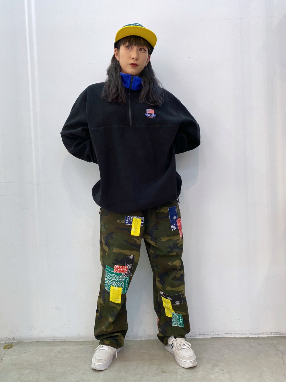 「秋冬コーデ、パンツスタイル、スニーカーコーデ、フリース、キャップ、メンズライク、ストリート、カモフラ」｜「XLARGEのTEAM LOGO 2TONE CAP（キャップ、グリーン系）」を使った、Hinakoさん（レディース・165cm）の冬コーディネートの2枚目の写真