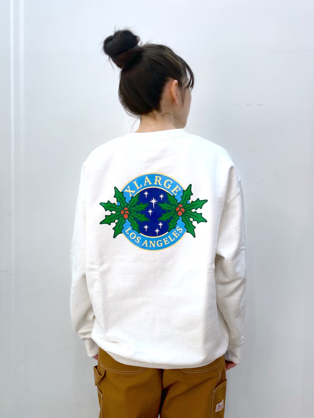 ホワイト系のスウェット、ブラウン系のその他パンツ、ブラック系のバックパック/リュックを着用したレディースの冬コーディネートの4枚目の写真