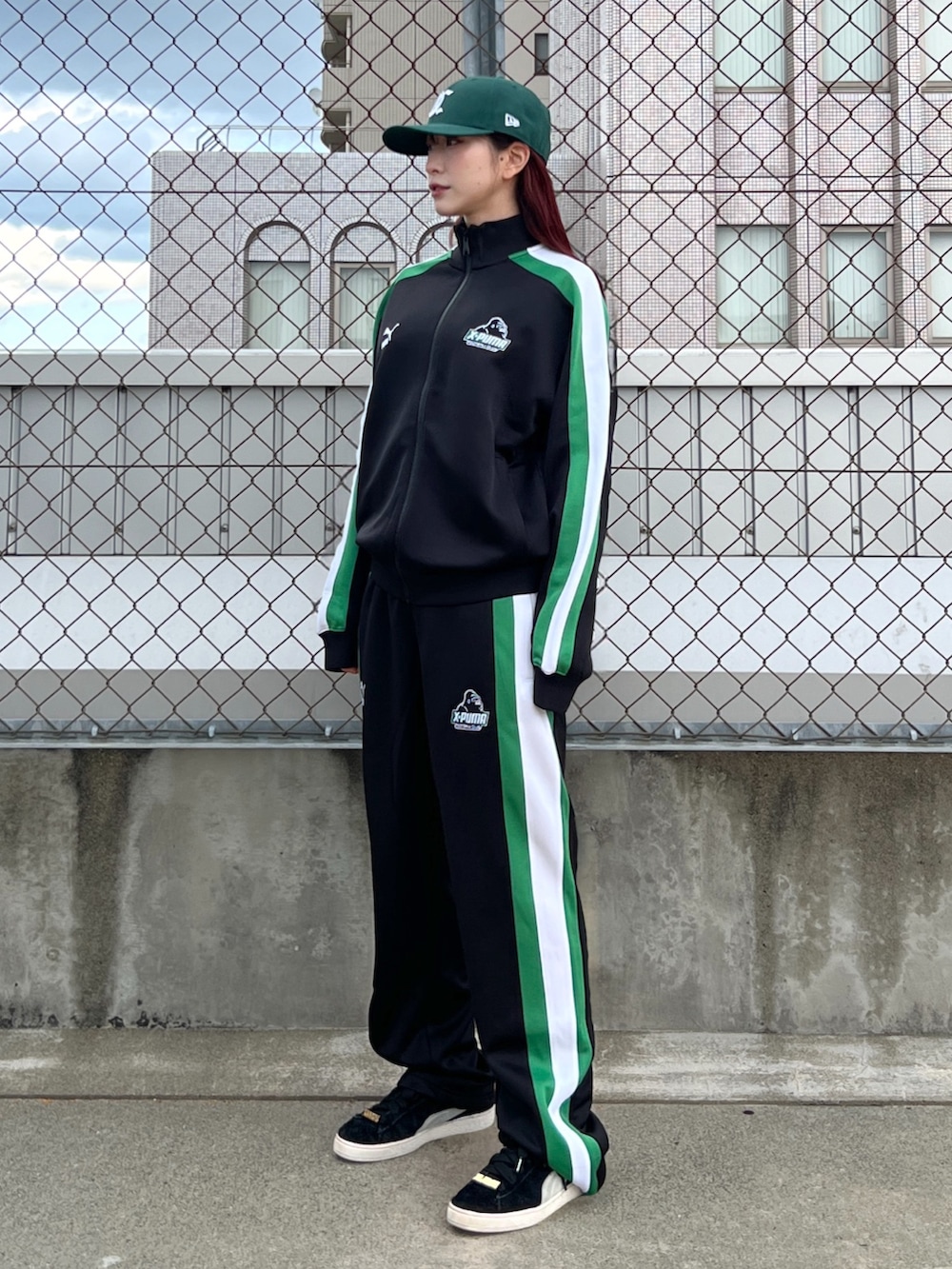 「キャップ、ジャケット、トラックジャケット、トラックパンツ、パンツスタイル、パンツ、パンツコーデ、ラフコーデ、今日のコーデ、ootd、セットアップ」|「NEW ERAのXLARGE×NEW ERA OLD ENGLISH CAP(キャップ、グリーン系)」を使った、Hinakoさん(レディース・165cm)の冬コーディネートの2枚目の写真