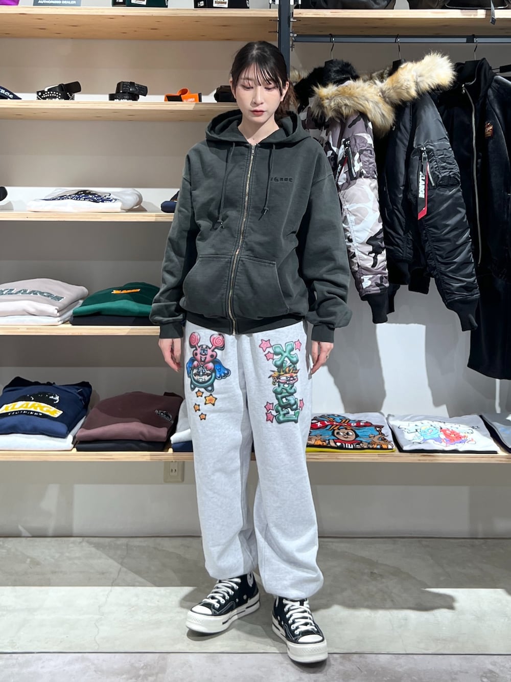 「秋冬コーデ、着回しコーデ、冬のコーデ、ストリート、ラクチンコーデ、パンツスタイル、パンツ、スウェット、スウェットパンツ、ootd、パーカー」｜「XLARGEのPIGMENT DYED EMBOSS LOGO ZIP HOODED SWEAT（パーカー、ブラック系）」を使った、Hinakoさん（レディース・165cm）の冬コーディネートの2枚目の写真