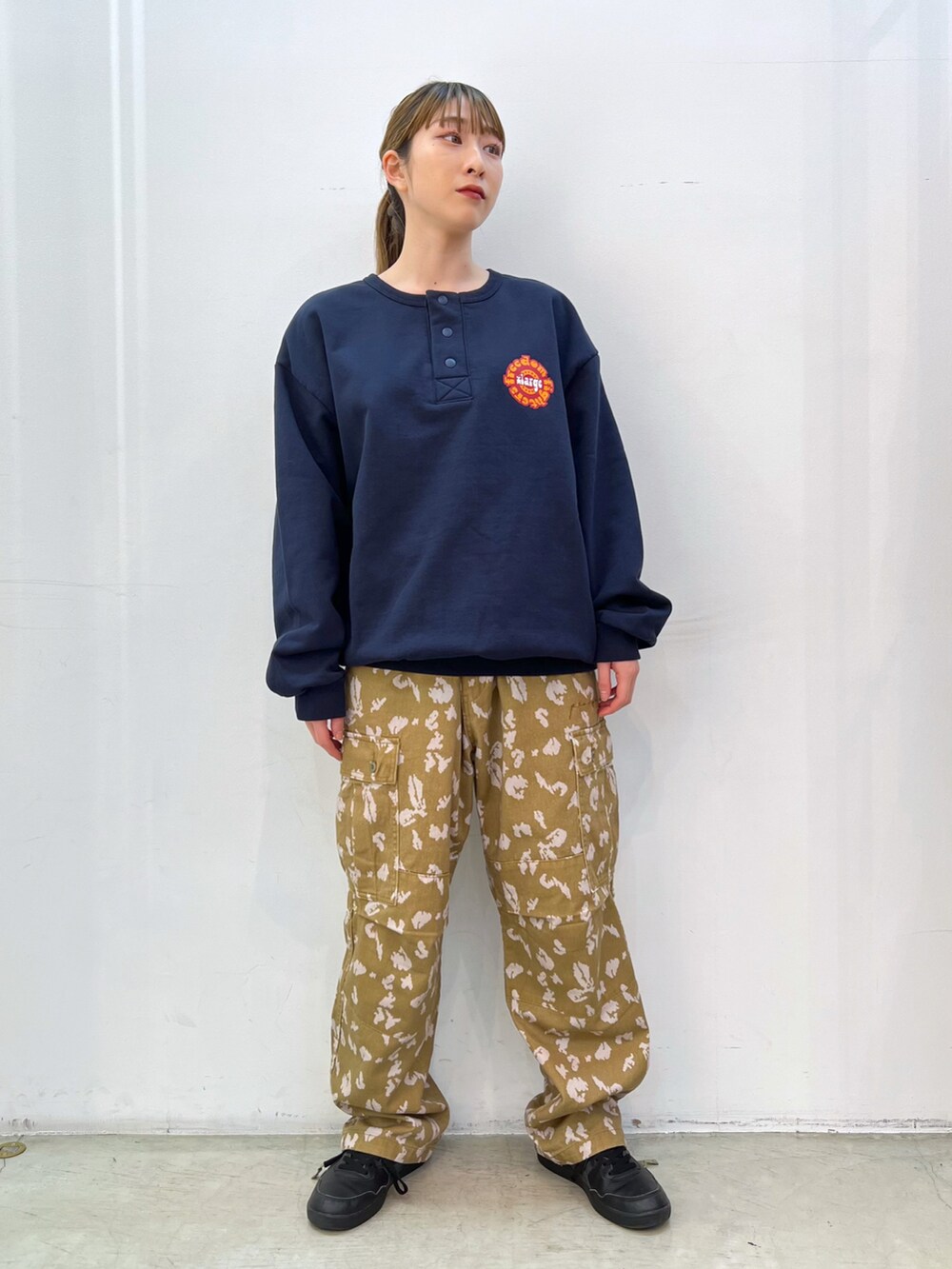 「スウェット、パンツスタイル、カラーパンツ、ネイビー、オリーブ、メンズライク、ストリート、ootd、ラクチンコーデ、ラフ」｜「XLARGEのFREEDOM SNAP BOTTON SWEAT（スウェット、ブルー系）」を使った、Hinakoさん（レディース・165cm）の春コーディネートの2枚目の写真