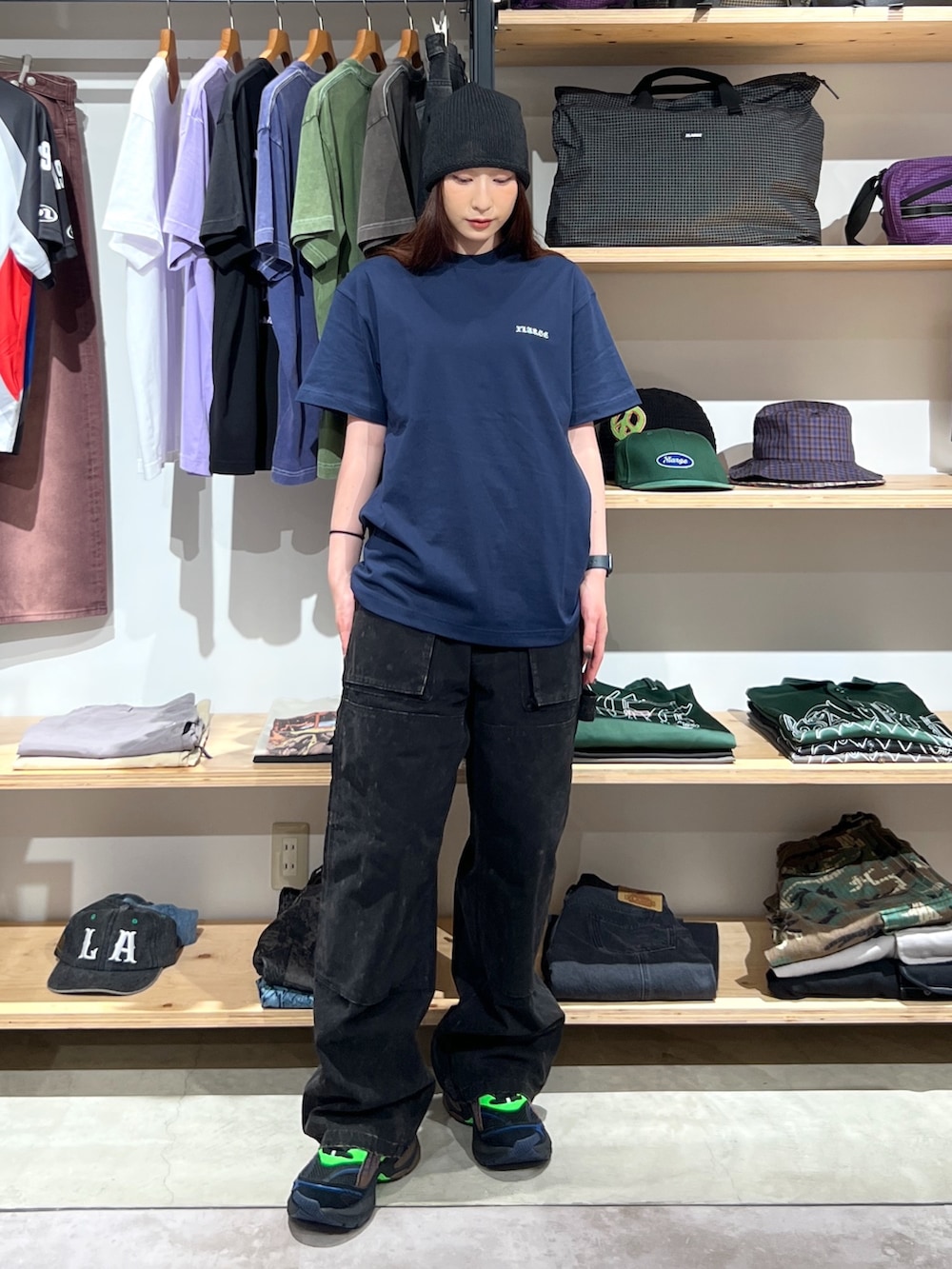 「ロゴT、Tシャツ、パンツスタイル、パンツ、ニット、ニット帽、シンプルコーデ、シンプル、ootd、outfit、PUMA、夏コーデ」｜「XLARGEのPAPER YARN BEANIE（ニットキャップ/ビーニー、ブラック系）」を使った、Hinakoさん（レディース・165cm）の夏コーディネートの3枚目の写真