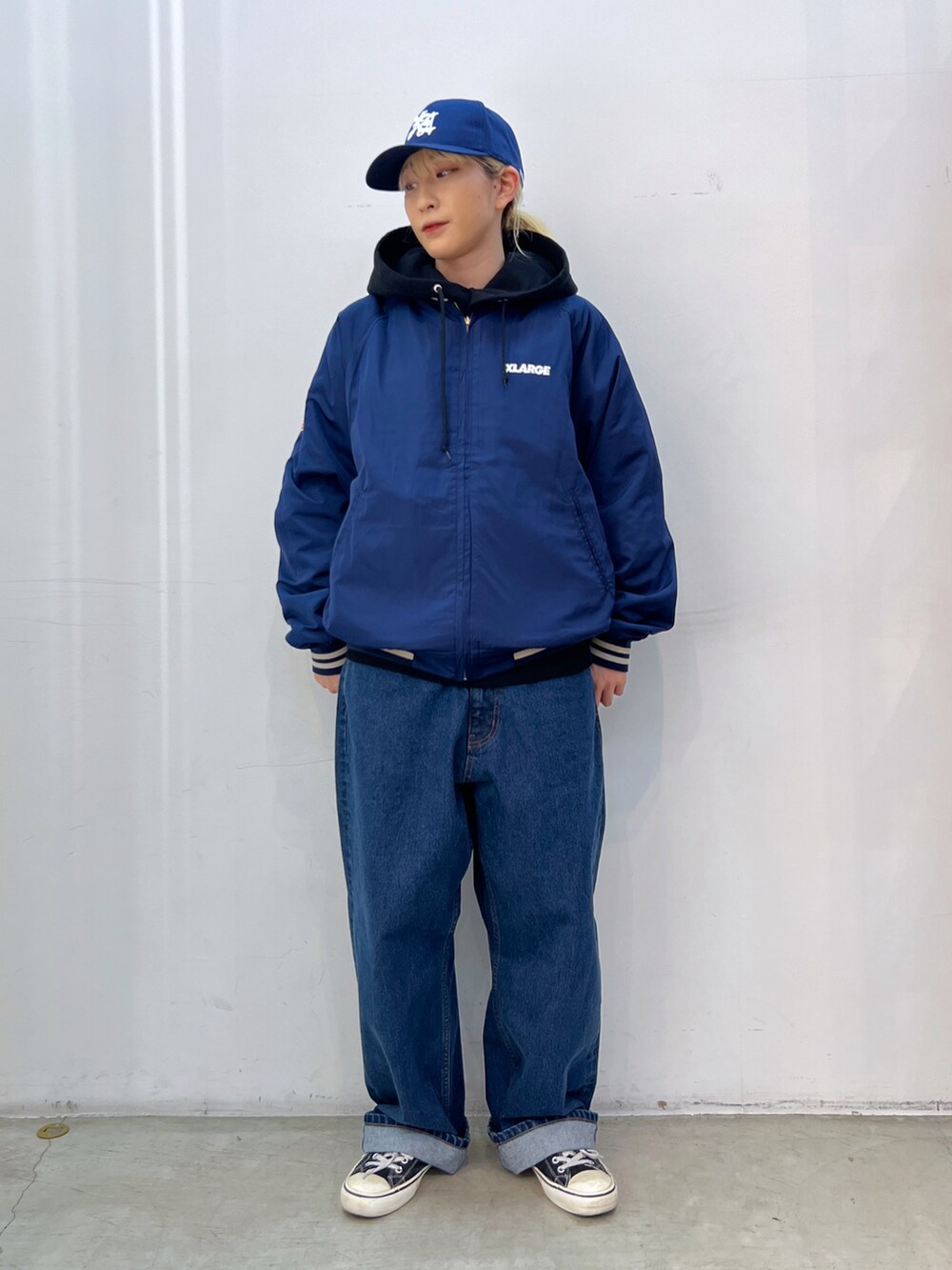 「キャップ、アウター、ジャケット、デニム、パンツスタイル、パーカー、カラーコーデ、ootd、メンズライク、ストリート」｜「XLARGEのOLD ENGLISH LOGO 6PANEL CAP（キャップ、ブルー系）」を使った、Hinakoさん（レディース・165cm）の秋コーディネートの3枚目の写真