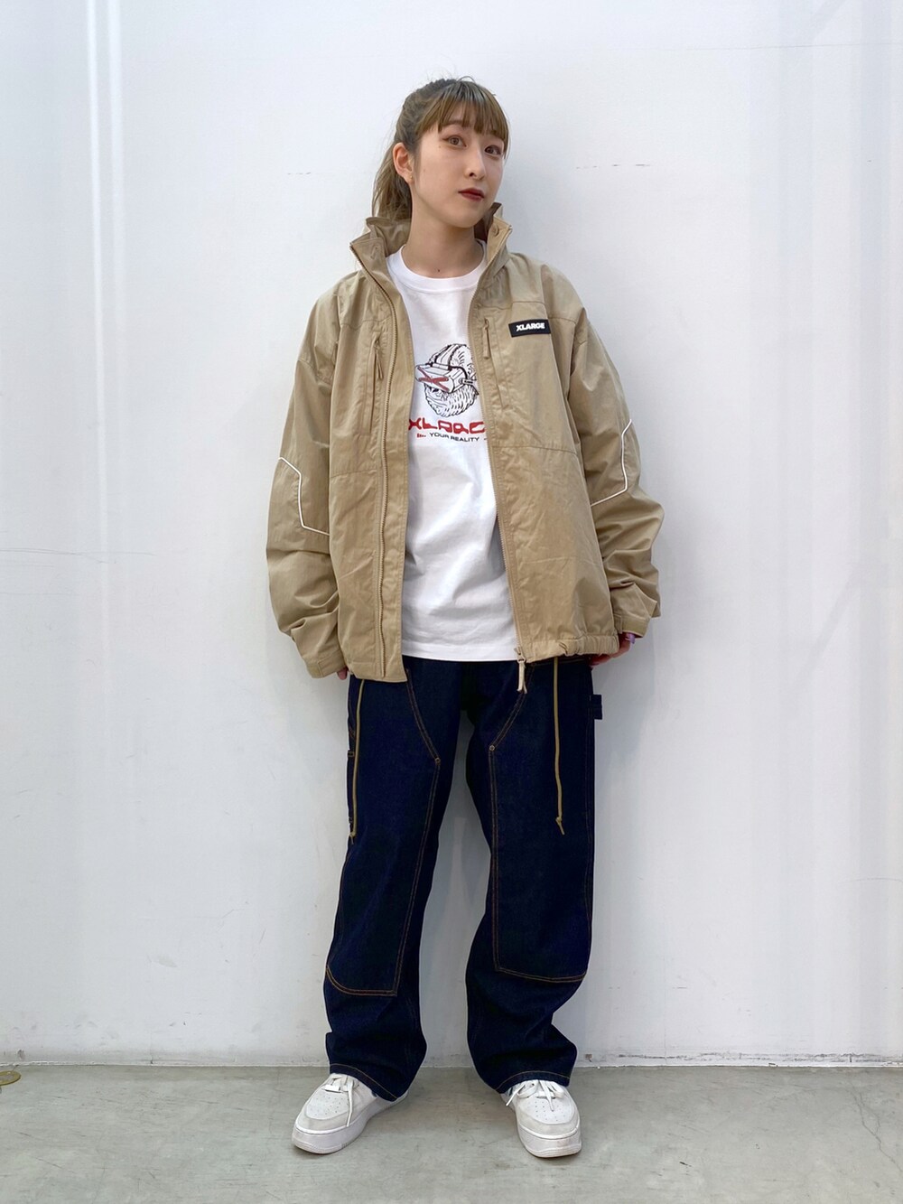 ベージュ系のブルゾン、ホワイト系のTシャツ/カットソー、ブルー系のその他パンツを着用したレディースの冬コーディネートの3枚目の写真