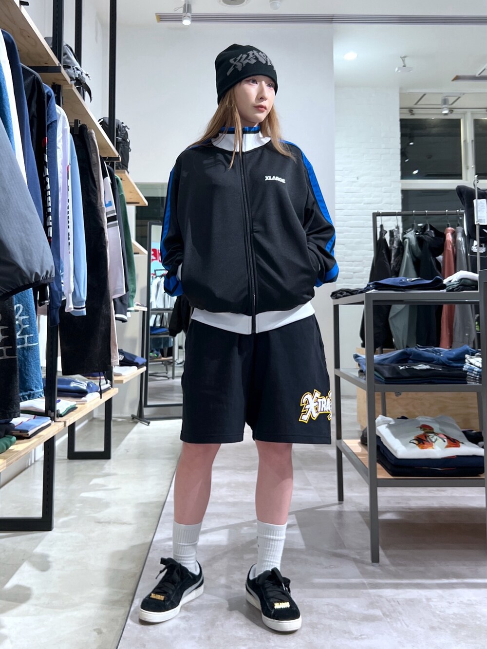 「ニット、アウター、ジャケット、トラックジャケット、ハーフパンツ、ショートパンツ、スウェット、スウェットパンツ」｜「XLARGEのGRAFFITI LOGO SINGLE BEANIE（ニットキャップ/ビーニー、ブラック系）」を使った、Hinakoさん（レディース・165cm）の春コーディネートの3枚目の写真