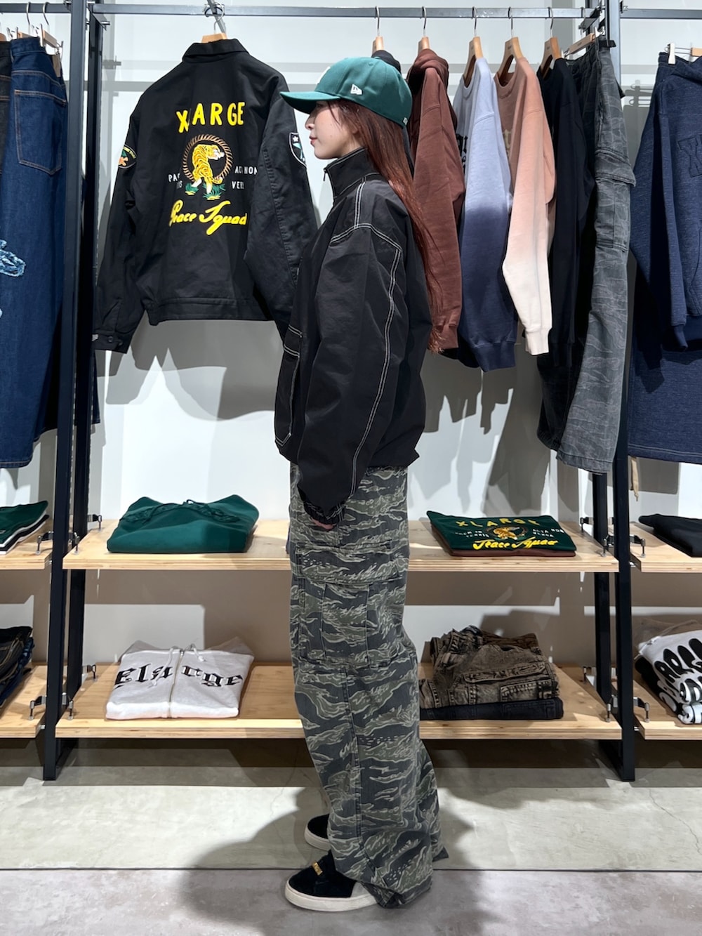 「今日のコーデ、パンツコーデ、アウター、ジャケット、キャップ、カーゴパンツ、パンツスタイル、カモフラ、ootd、outfit」｜「NEW ERAのXLARGE×NEW ERA OLD ENGLISH CAP（キャップ、グリーン系）」を使った、Hinakoさん（レディース・165cm）の春コーディネートの3枚目の写真