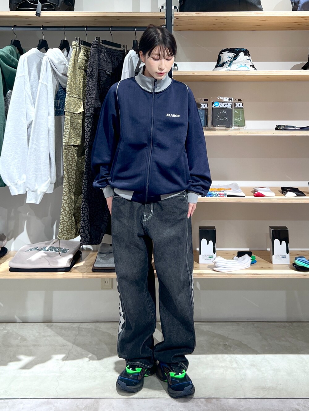 「ジャケット、トラックジャケット、パンツスタイル、デニム、デニムパンツ、秋コーデ」｜「XLARGEのOG TRACK JACKET（ブルゾン、ブルー系）」を使った、Hinakoさん（レディース・165cm）の秋コーディネートの4枚目の写真