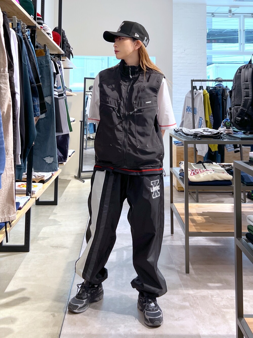 ブラック系のベスト、ブラック系のTシャツ/カットソー、ブラック系のその他パンツを着用したレディースの春コーディネートの2枚目の写真