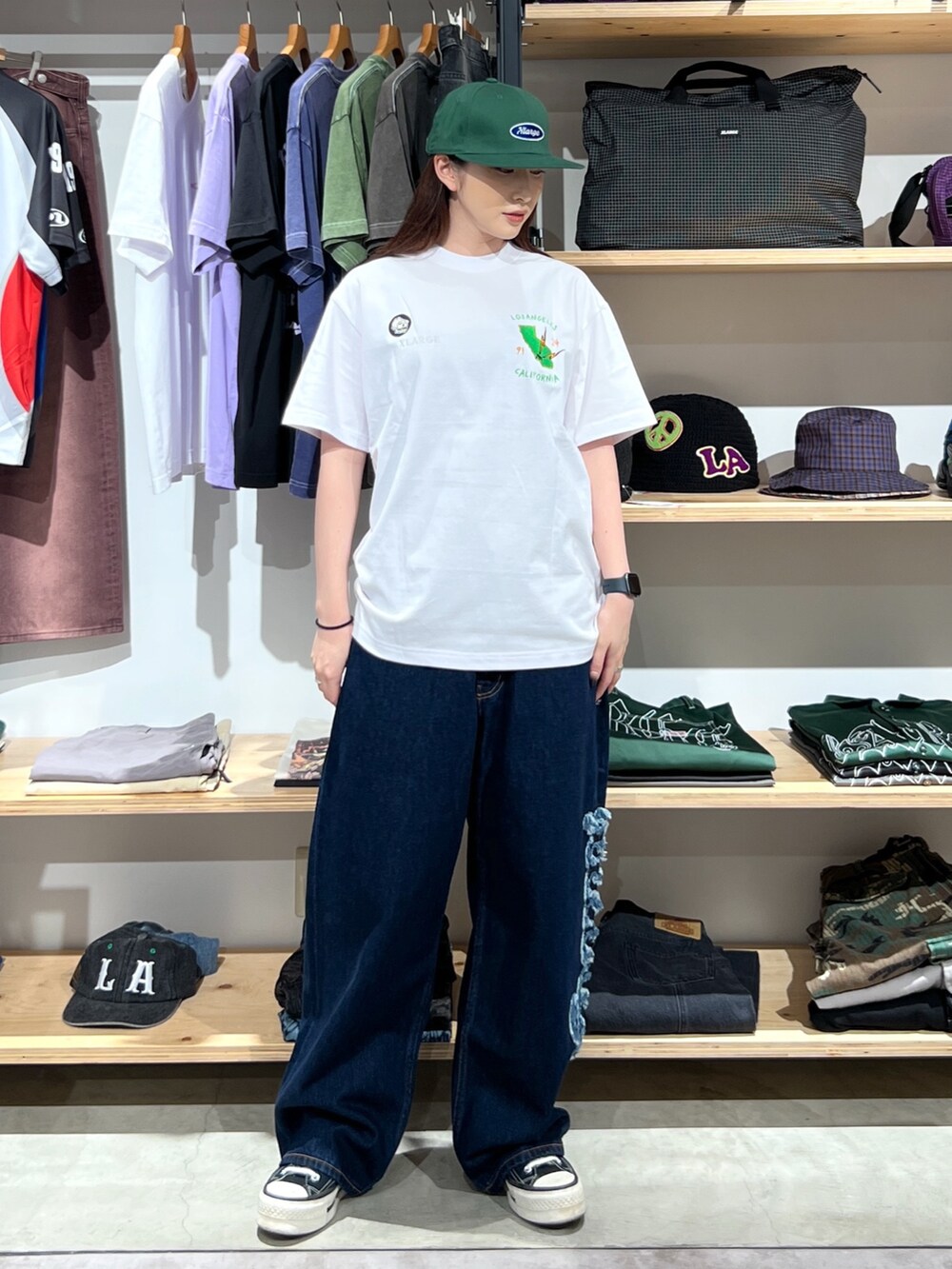 「デニム、白Tシャツ、デニムパンツ、パンツスタイル、パンツ、キャップ、Tシャツ、ootd、outfit、夏コーデ」｜「XLARGEのOVAL LOGO 6PANEL CAP（キャップ、グリーン系）」を使った、Hinakoさん（レディース・165cm）の夏コーディネートの3枚目の写真